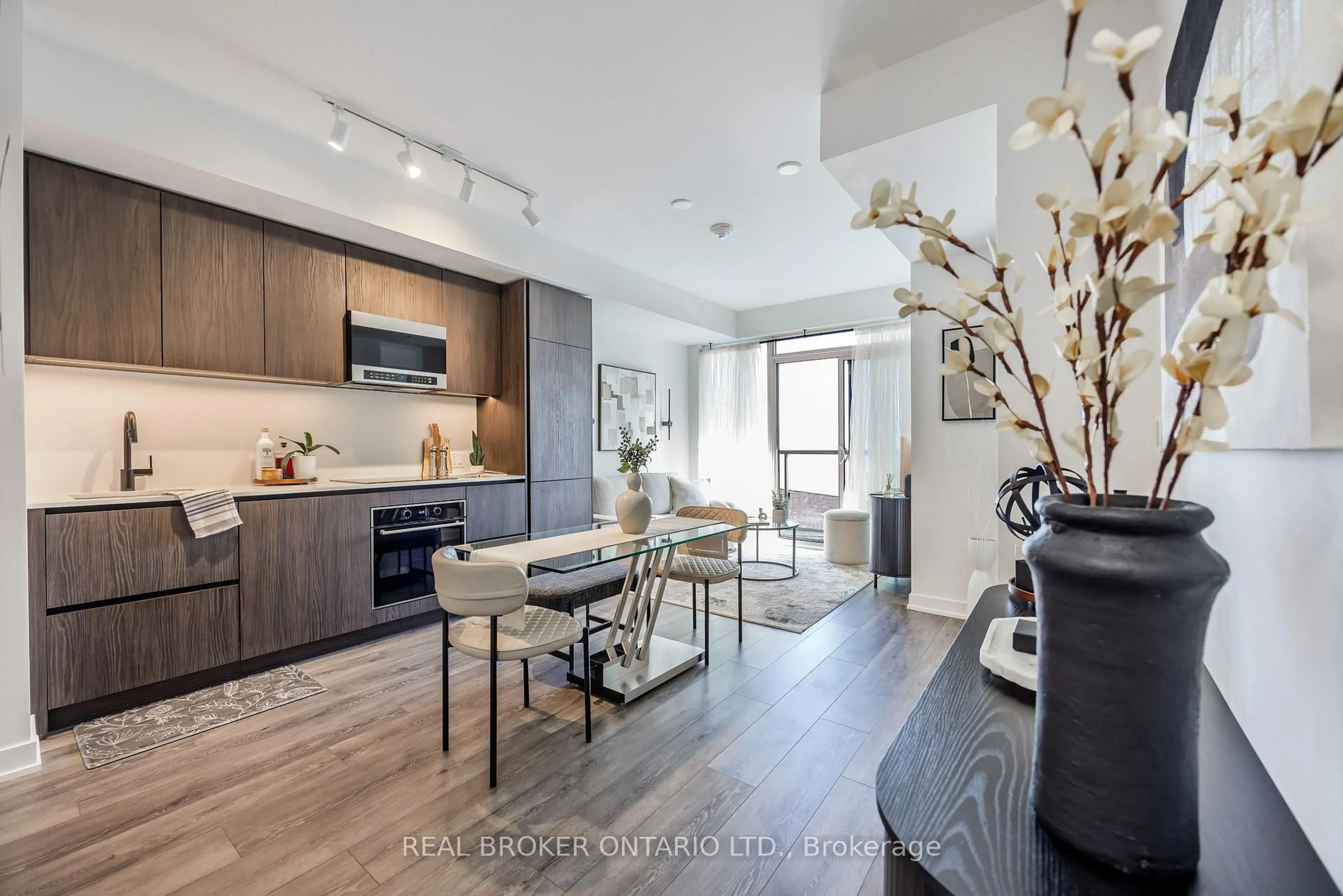 Open concept kitchen, wood/laminate floor for 127 Broadway Ave #2101S, Toronto Ontario M4P 1V4