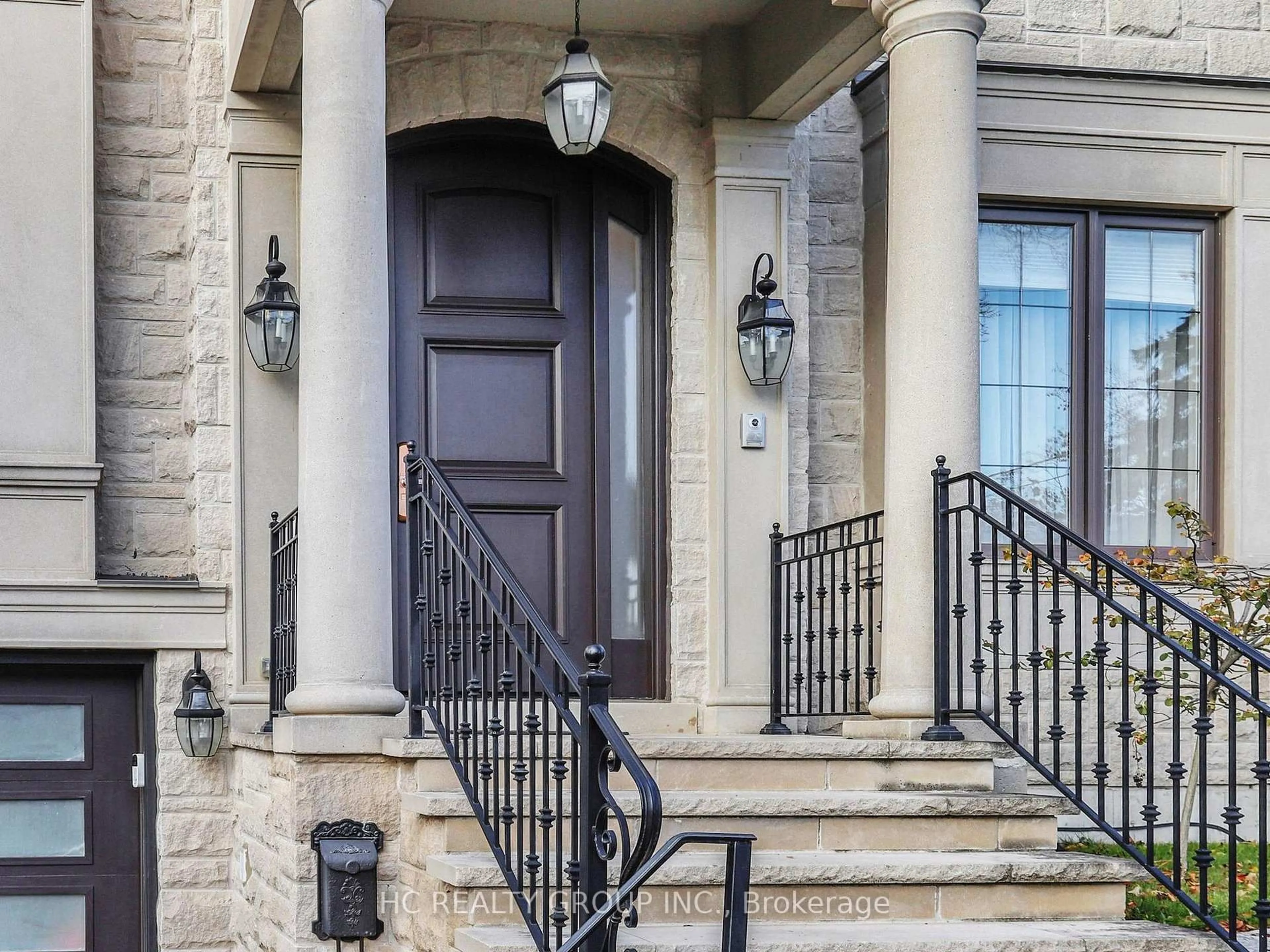 Indoor entryway for 256 Park Home Ave, Toronto Ontario M2R 1A3