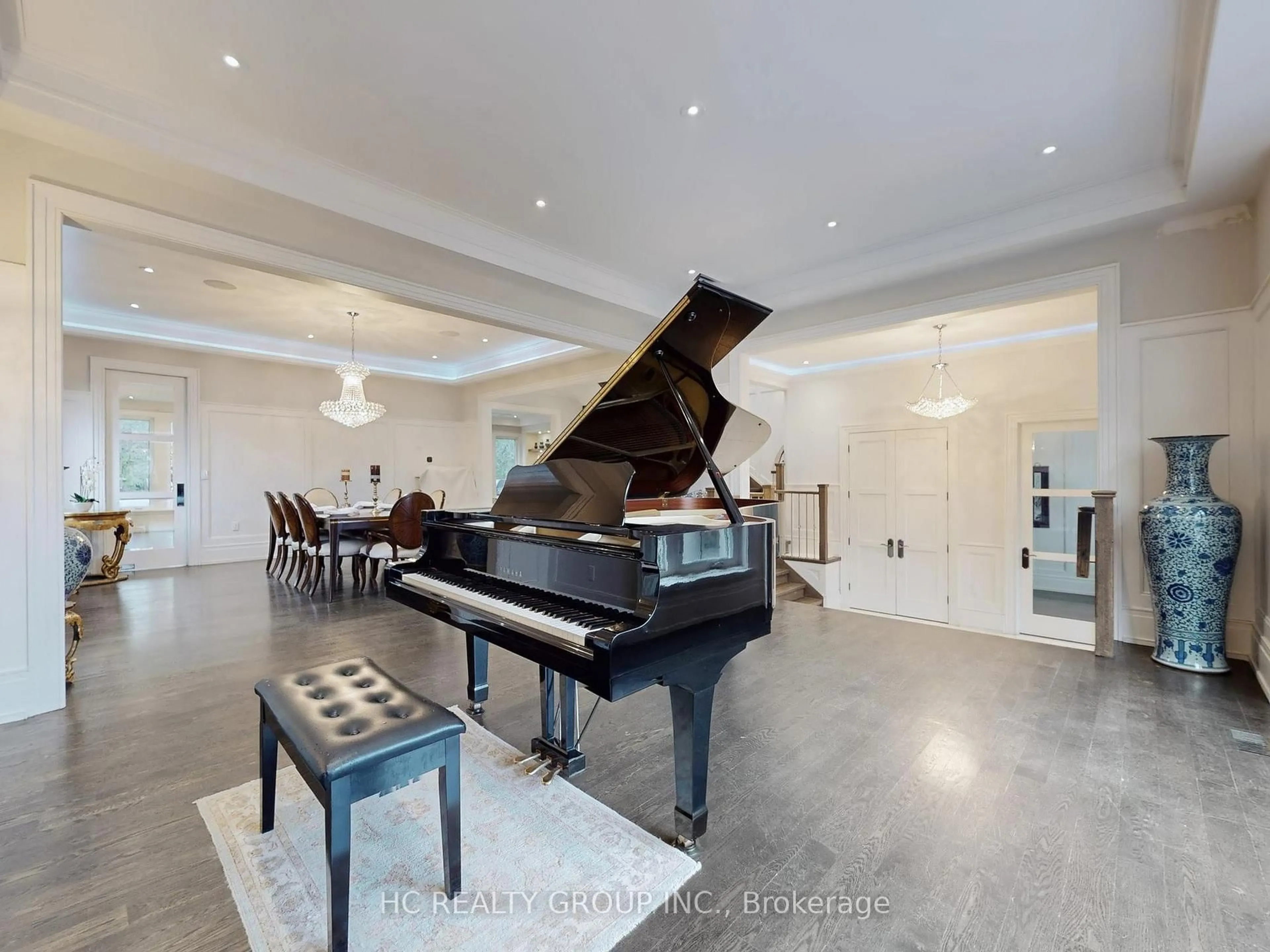 Indoor foyer for 256 Park Home Ave, Toronto Ontario M2R 1A3