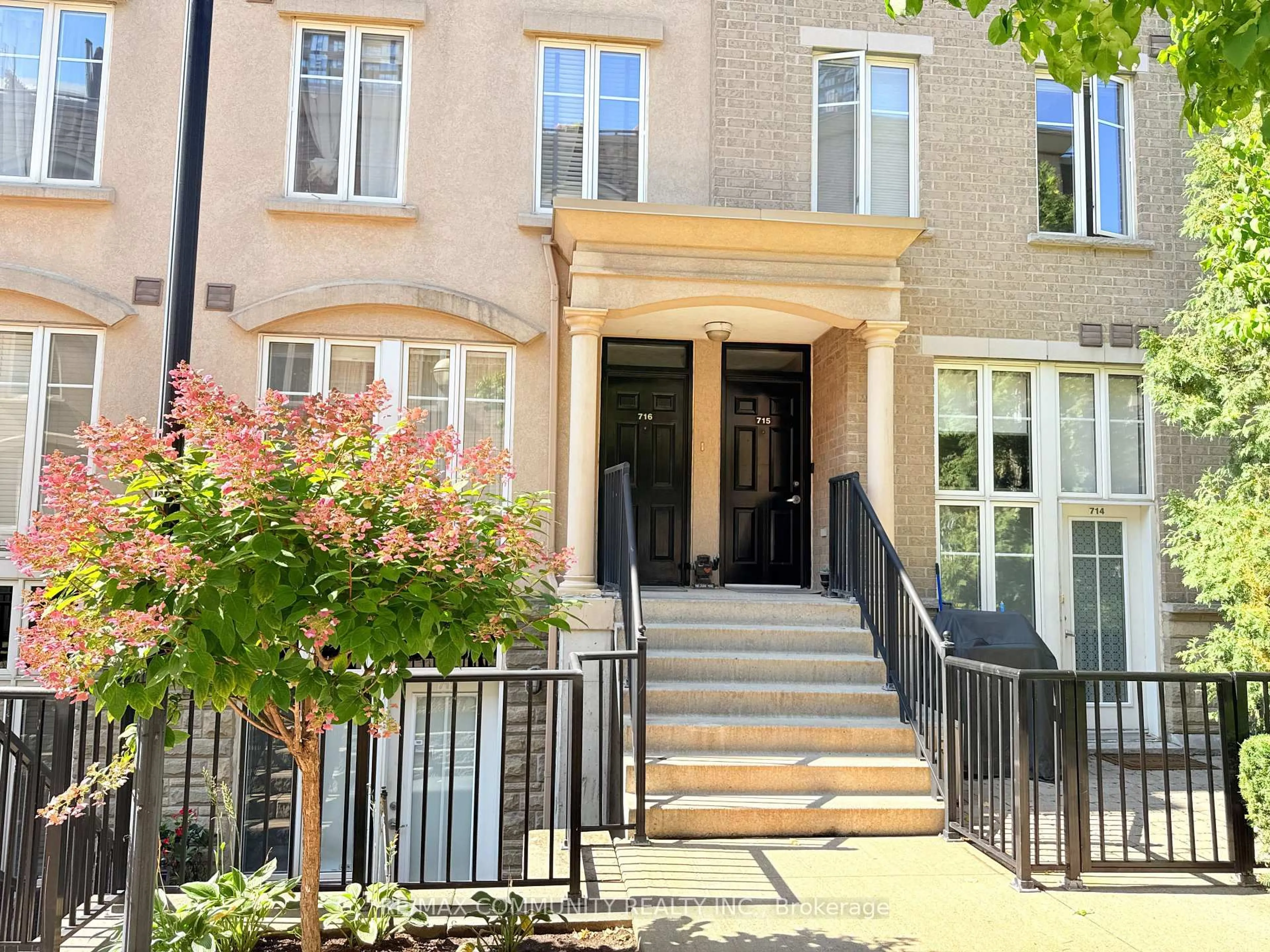 Indoor entryway for 42 Western Battery Rd #716, Toronto Ontario M6K 3P1