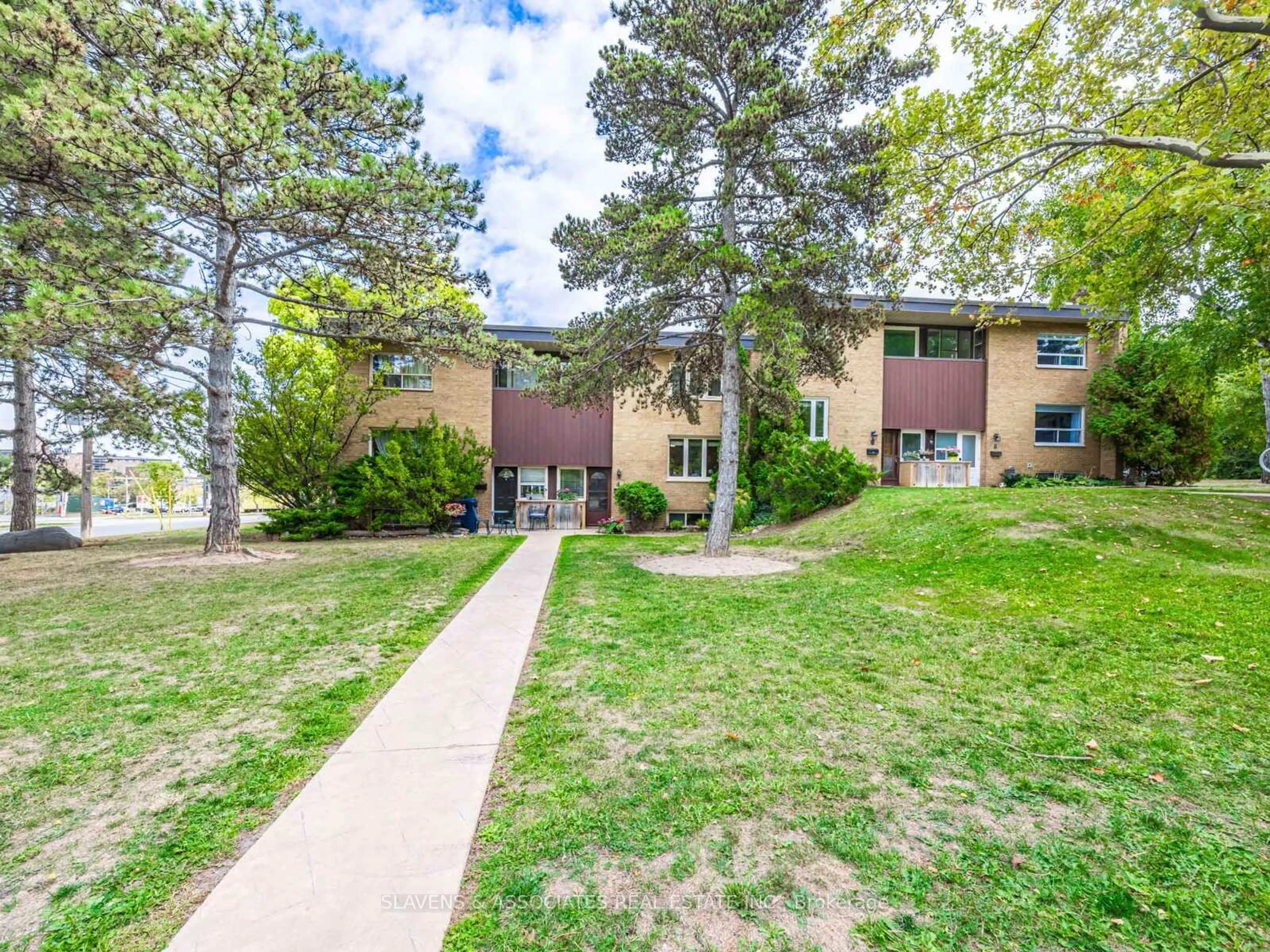 A pic from outside/outdoor area/front of a property/back of a property/a pic from drone, unknown for 4 Burdock Lane, Toronto Ontario M3C 2G5