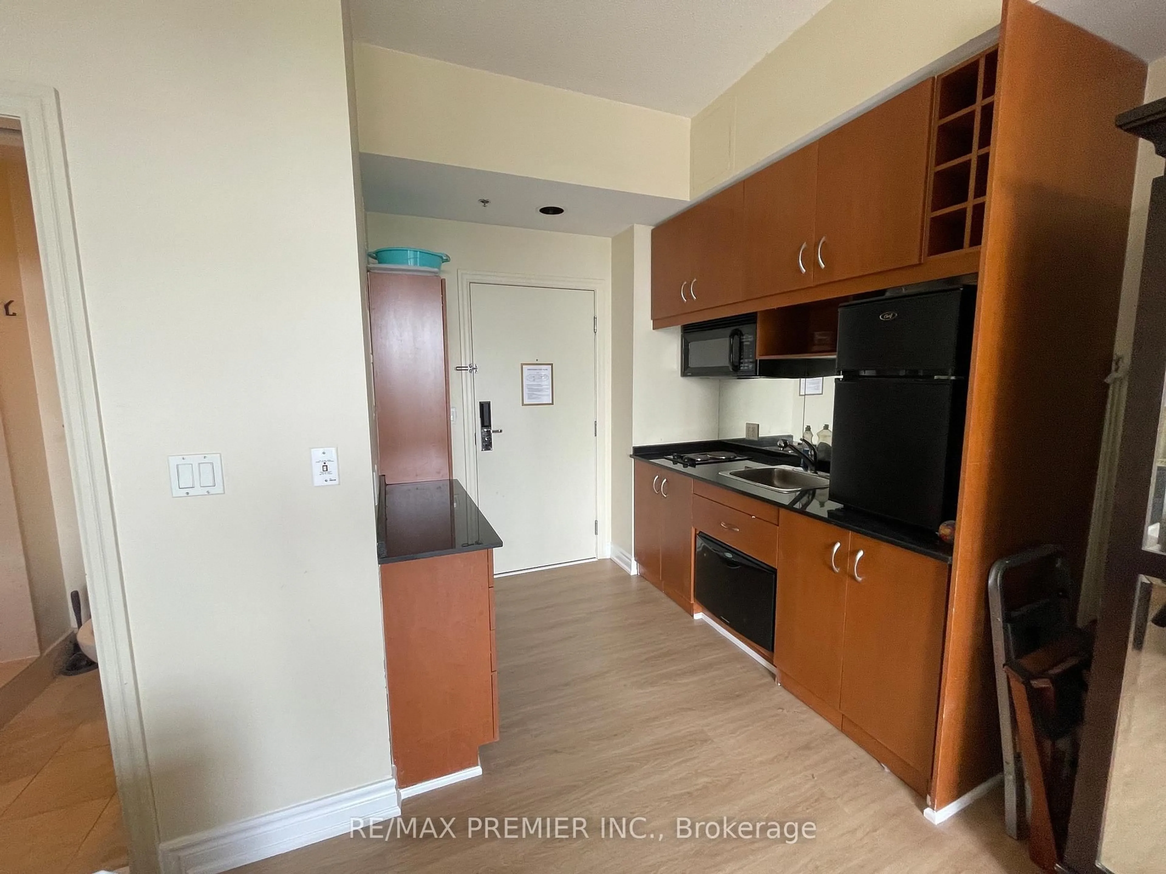 Standard kitchen, unknown for 1 King St #2508, Toronto Ontario M5H 1A1