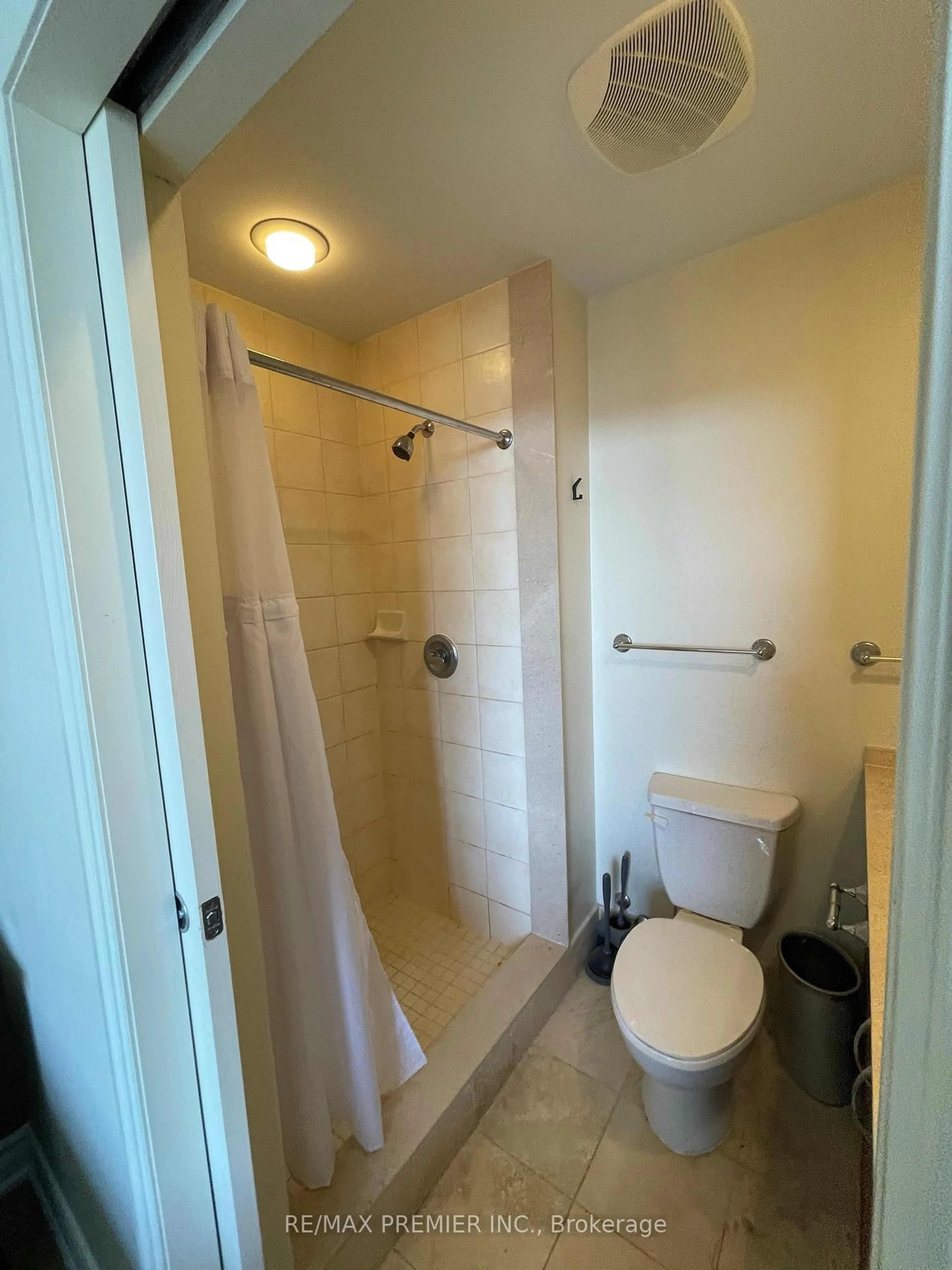 Standard bathroom, unknown for 1 King St #2508, Toronto Ontario M5H 1A1