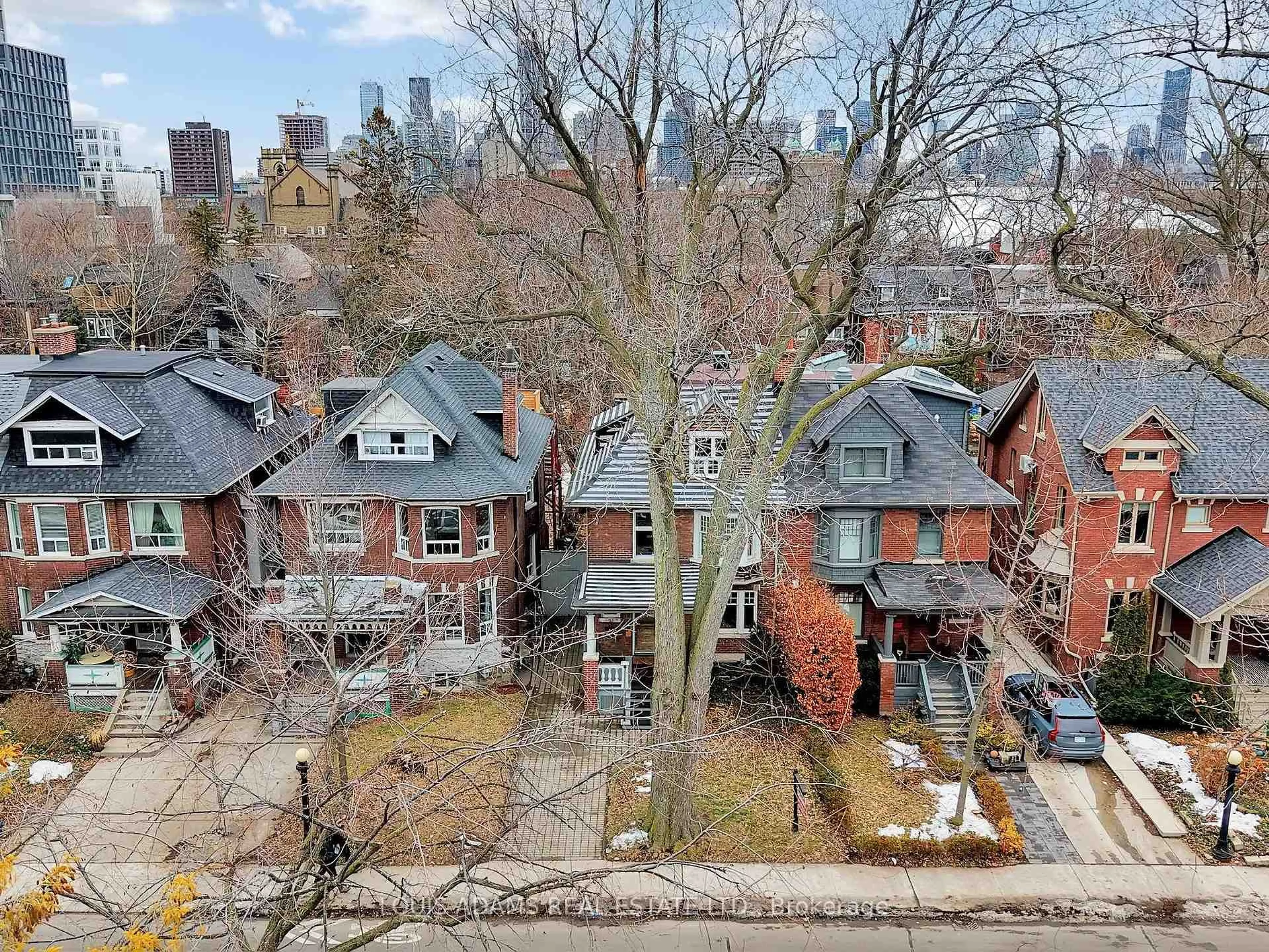A pic from outside/outdoor area/front of a property/back of a property/a pic from drone, city buildings view from balcony for 499 Palmerston Blvd, Toronto Ontario M6G 2P2