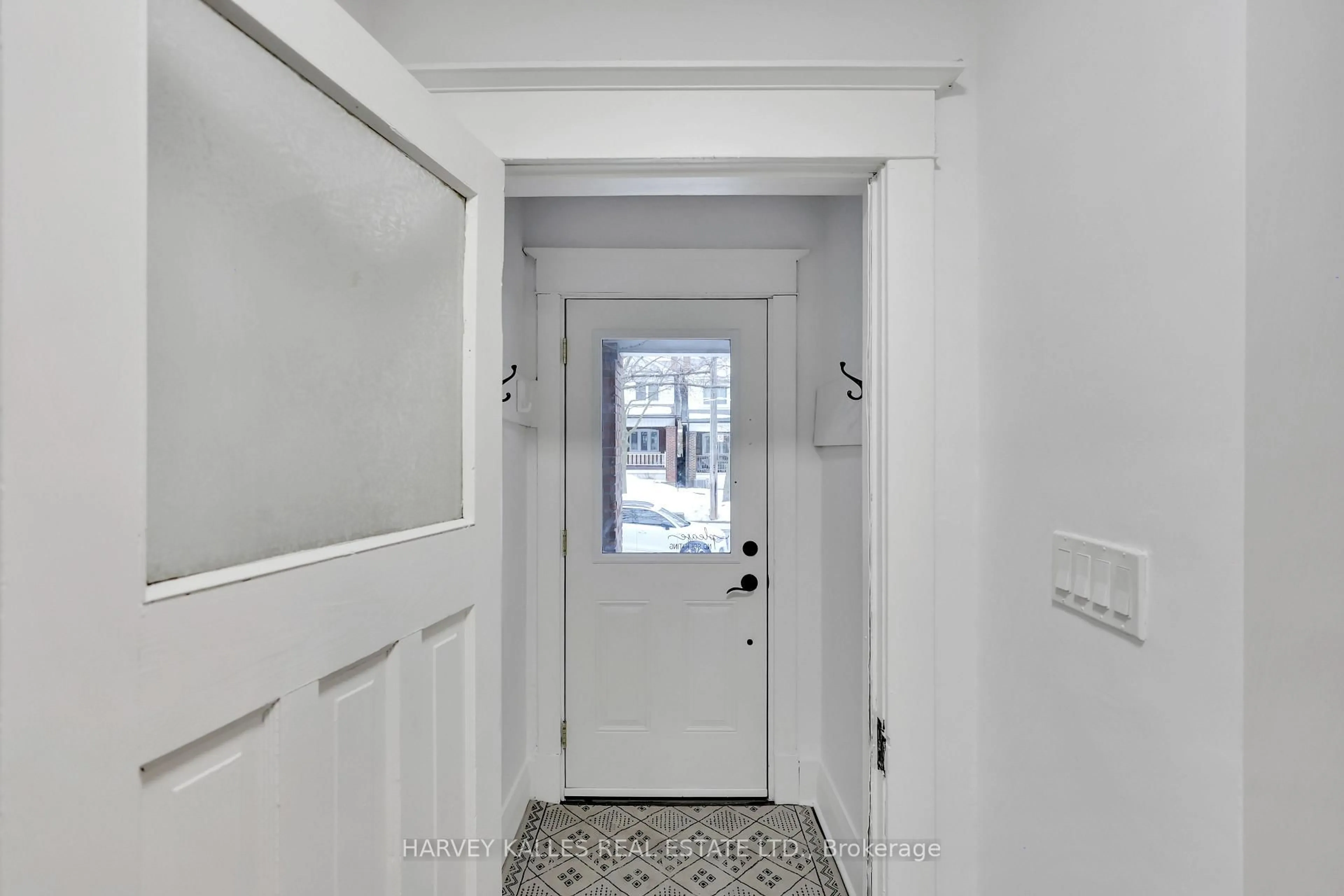 Indoor entryway for 318 Forman Ave, Toronto Ontario M4S 2S7