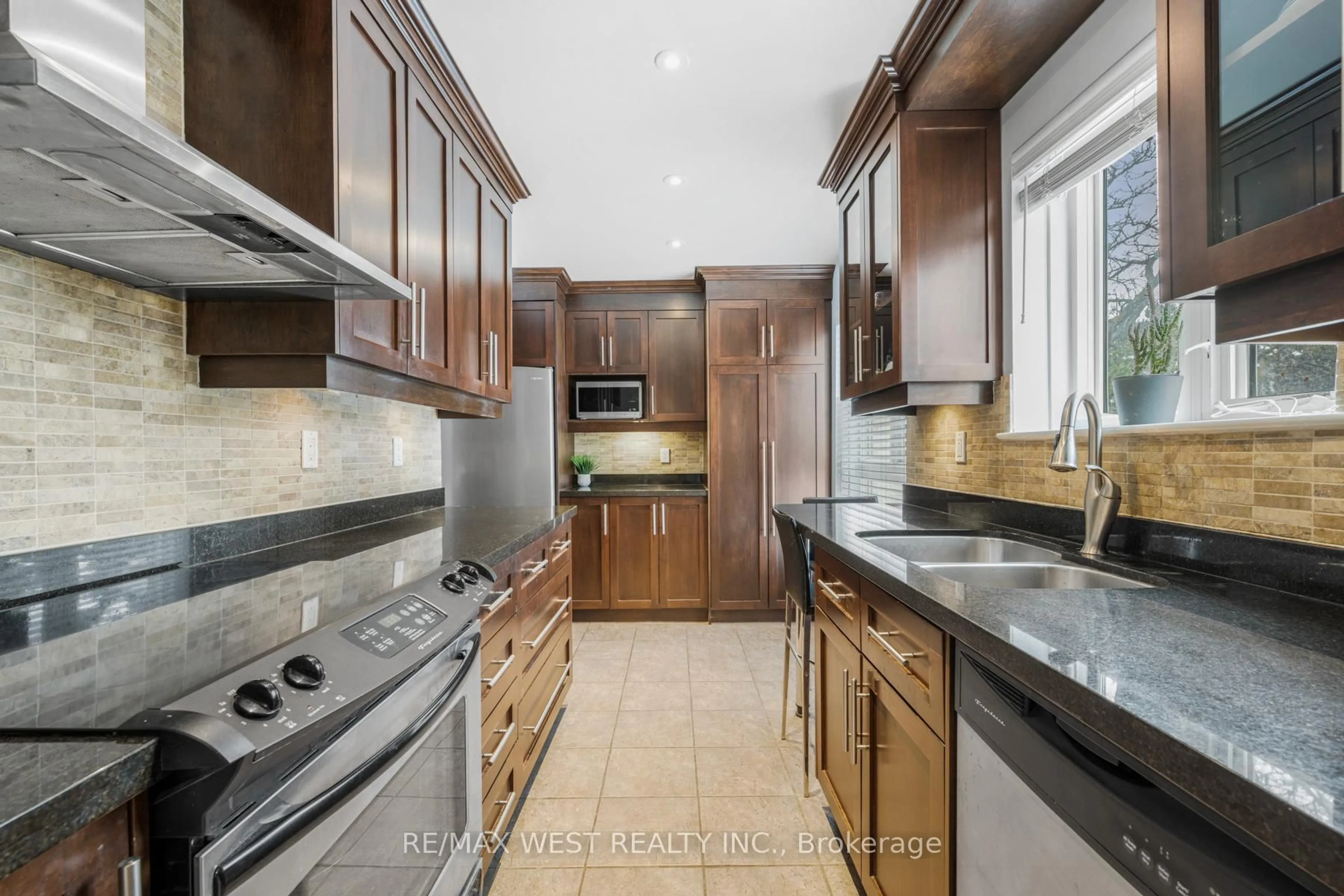 Unknown for 25 Proudbank Millway, Toronto Ontario M2L 1P3