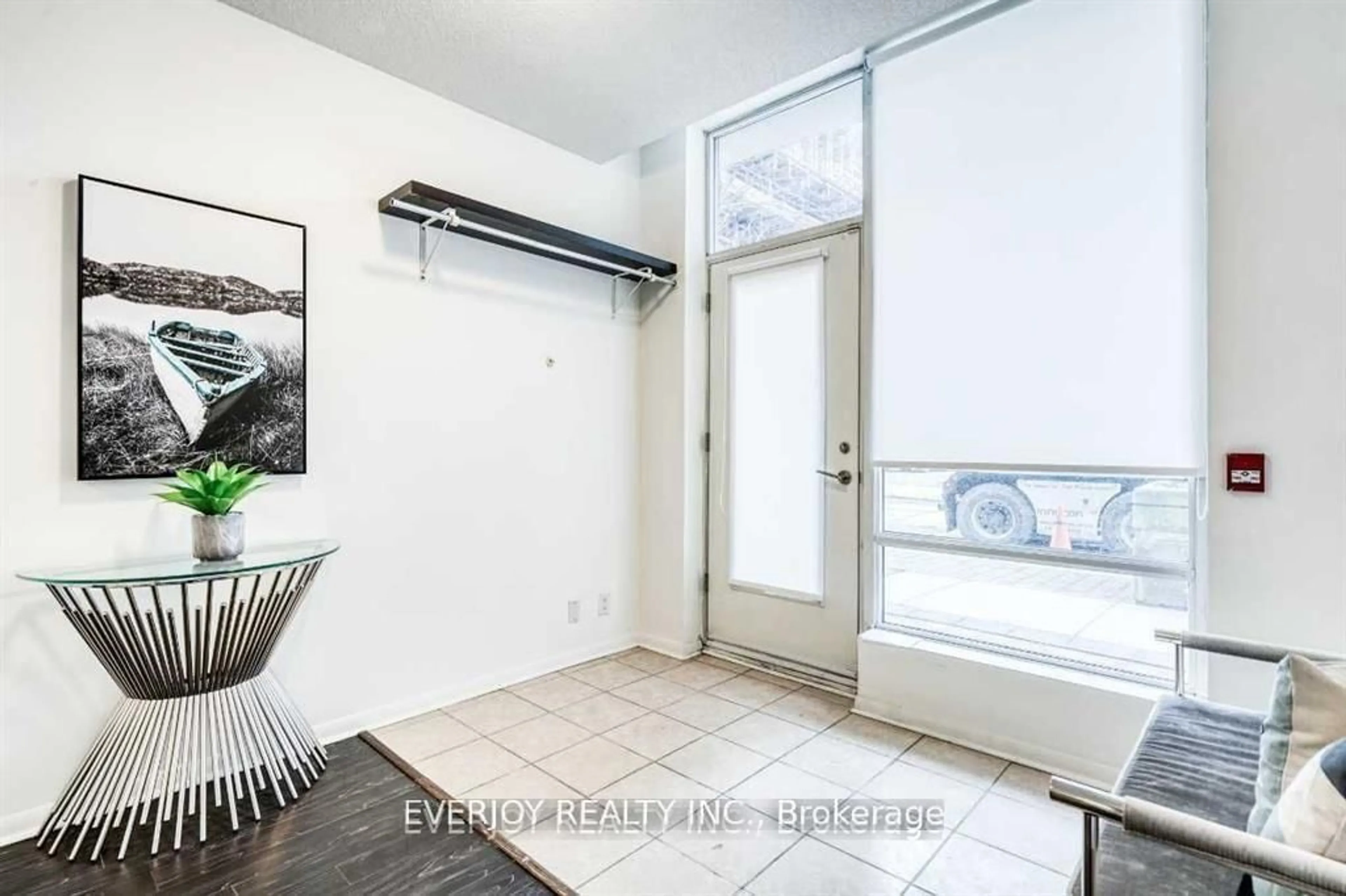Indoor entryway for 96 St Patrick St #103, Toronto Ontario M5T 1V2