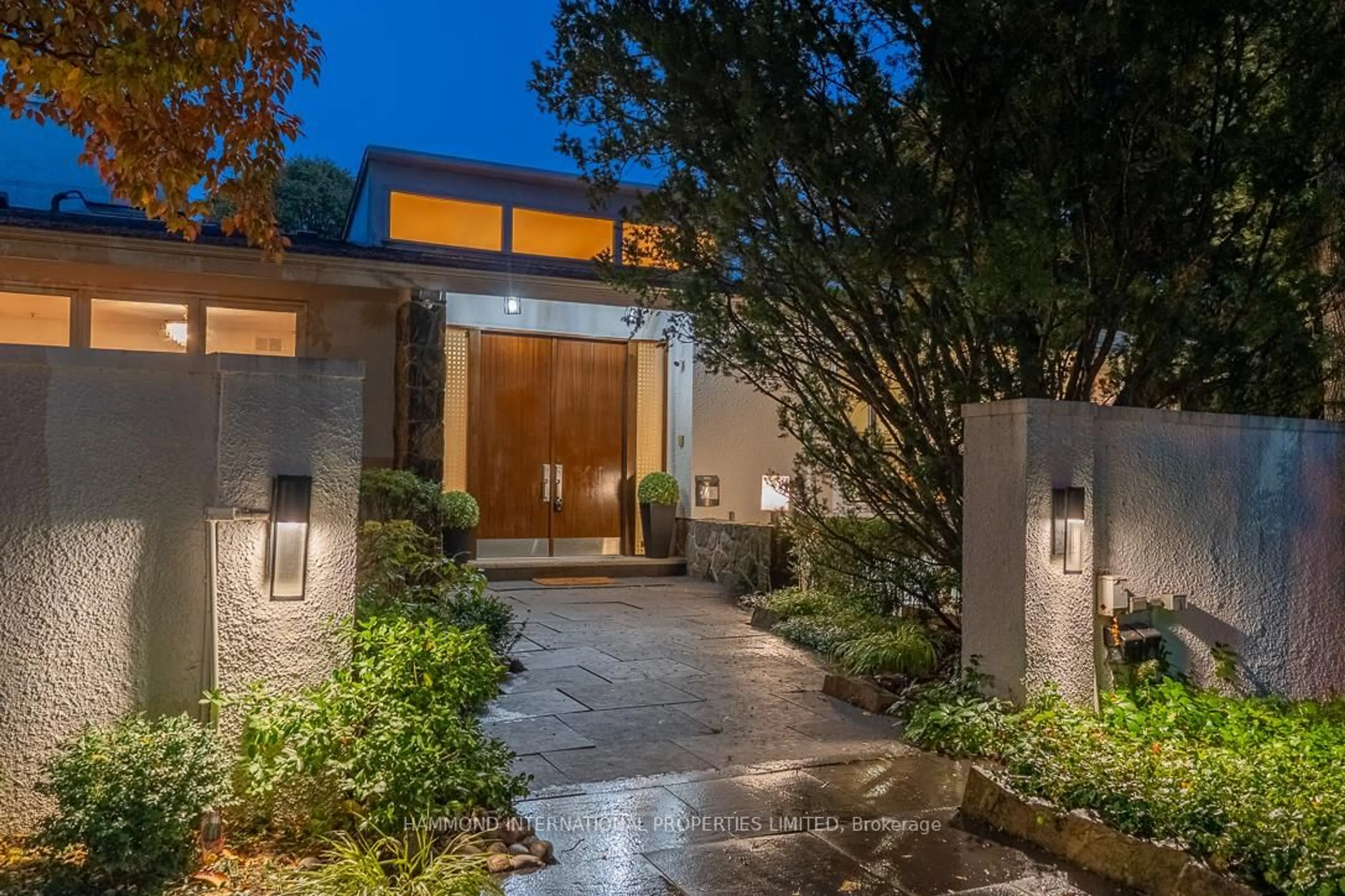 Indoor foyer for 3 Bluejay Pl, Toronto Ontario M3B 1V8