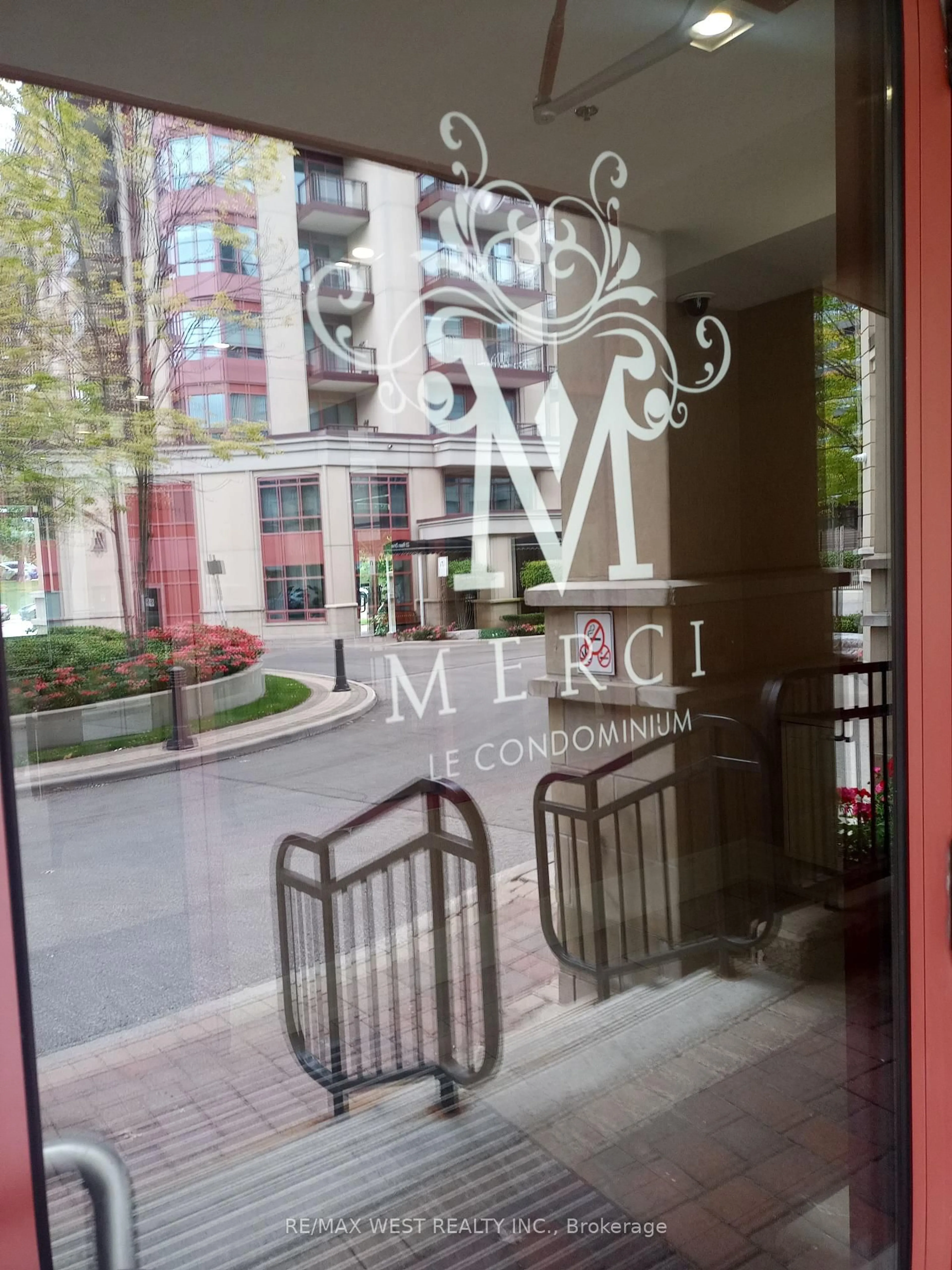 Indoor foyer for 27 Rean Dr #522, Toronto Ontario M2K 0A6