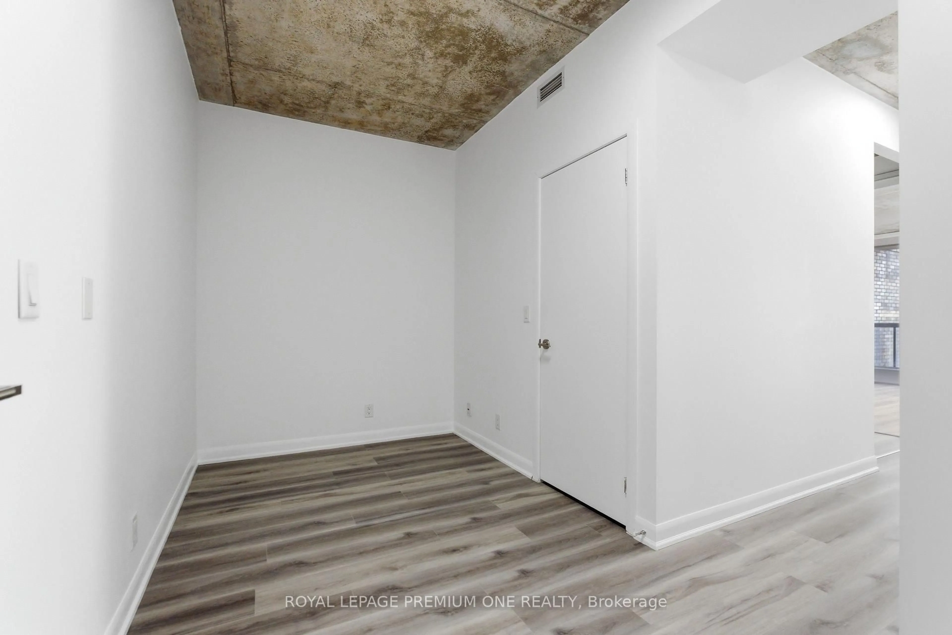 A pic of a room for 478 King St #902, Toronto Ontario M5V 0A8