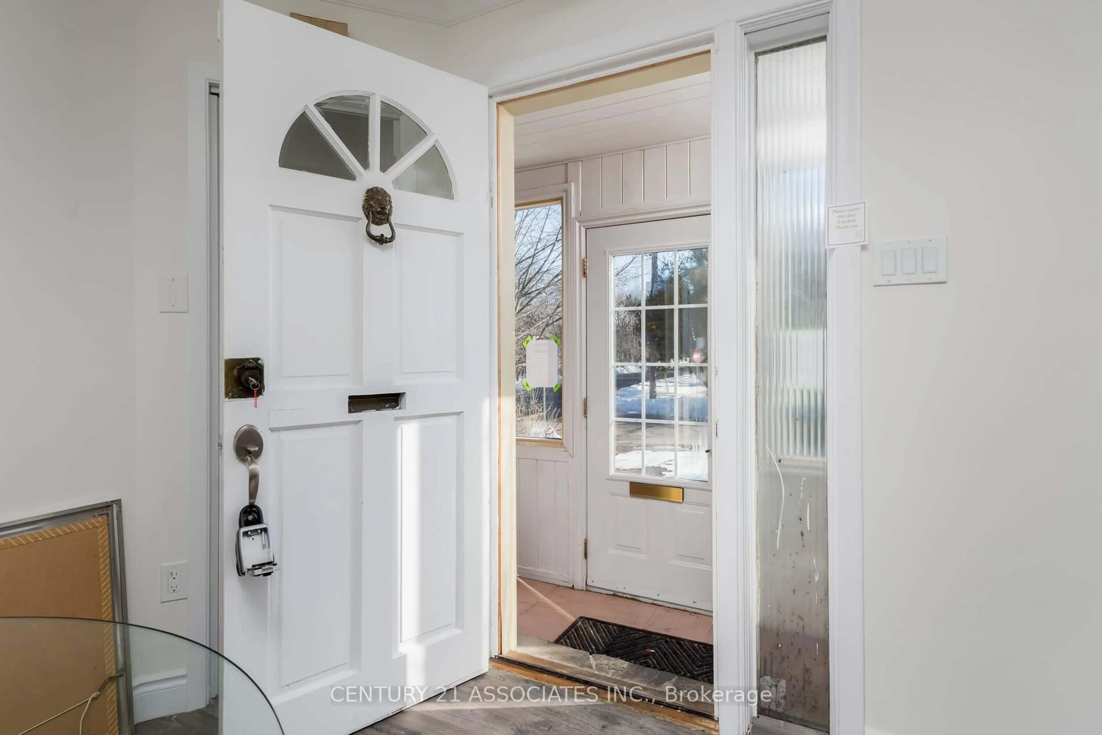 Indoor entryway for 52 Altamont Rd, Toronto Ontario M2M 1S7