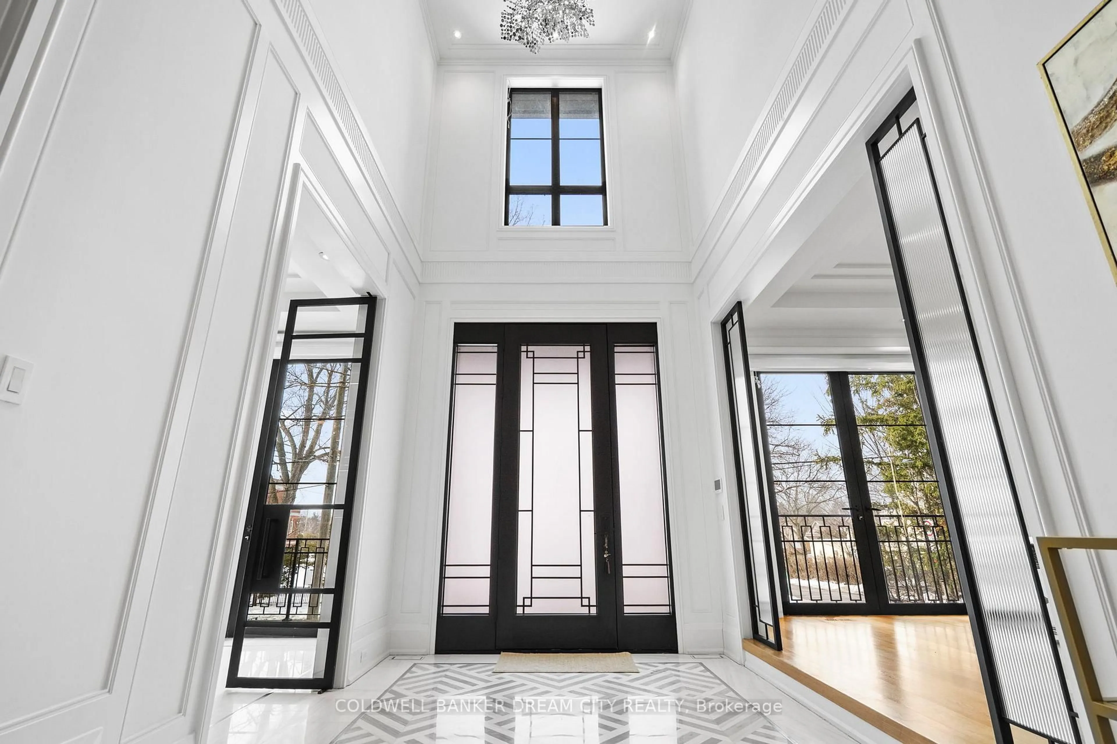 Indoor entryway for 101 Dunloe Rd, Toronto Ontario M5P 2T7