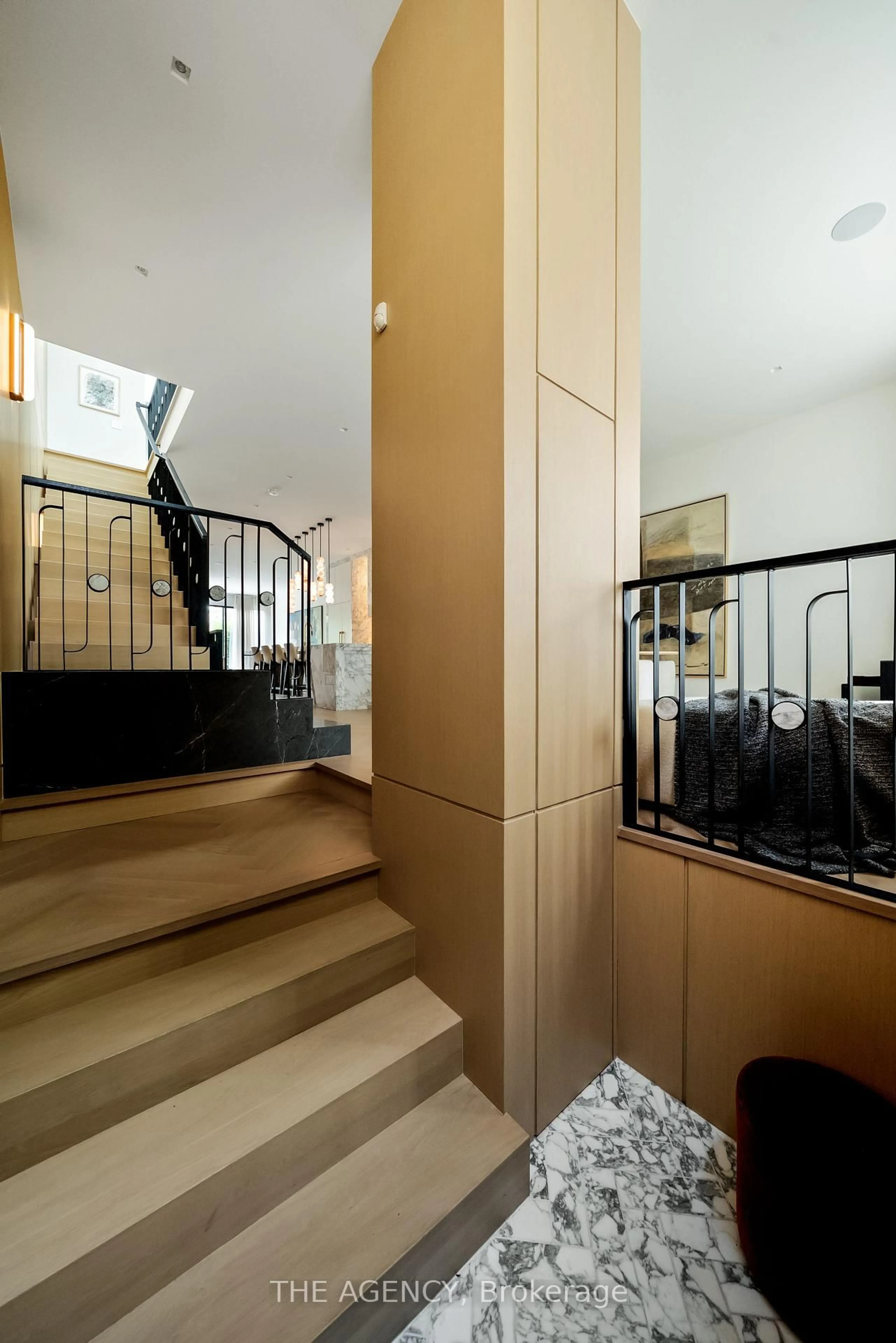 Indoor foyer for 126 Sherwood Ave, Toronto Ontario M4P 2A7