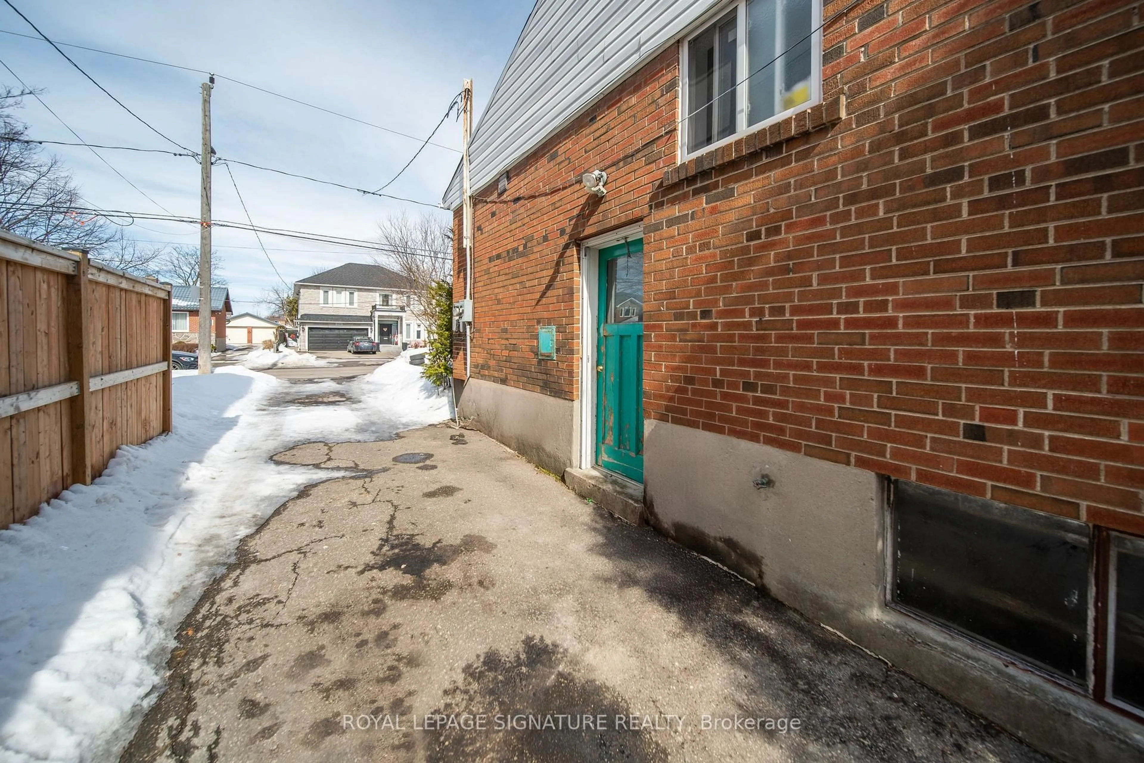 A pic from outside/outdoor area/front of a property/back of a property/a pic from drone, street for 217 Moore Park Ave, Toronto Ontario M2M 1N5