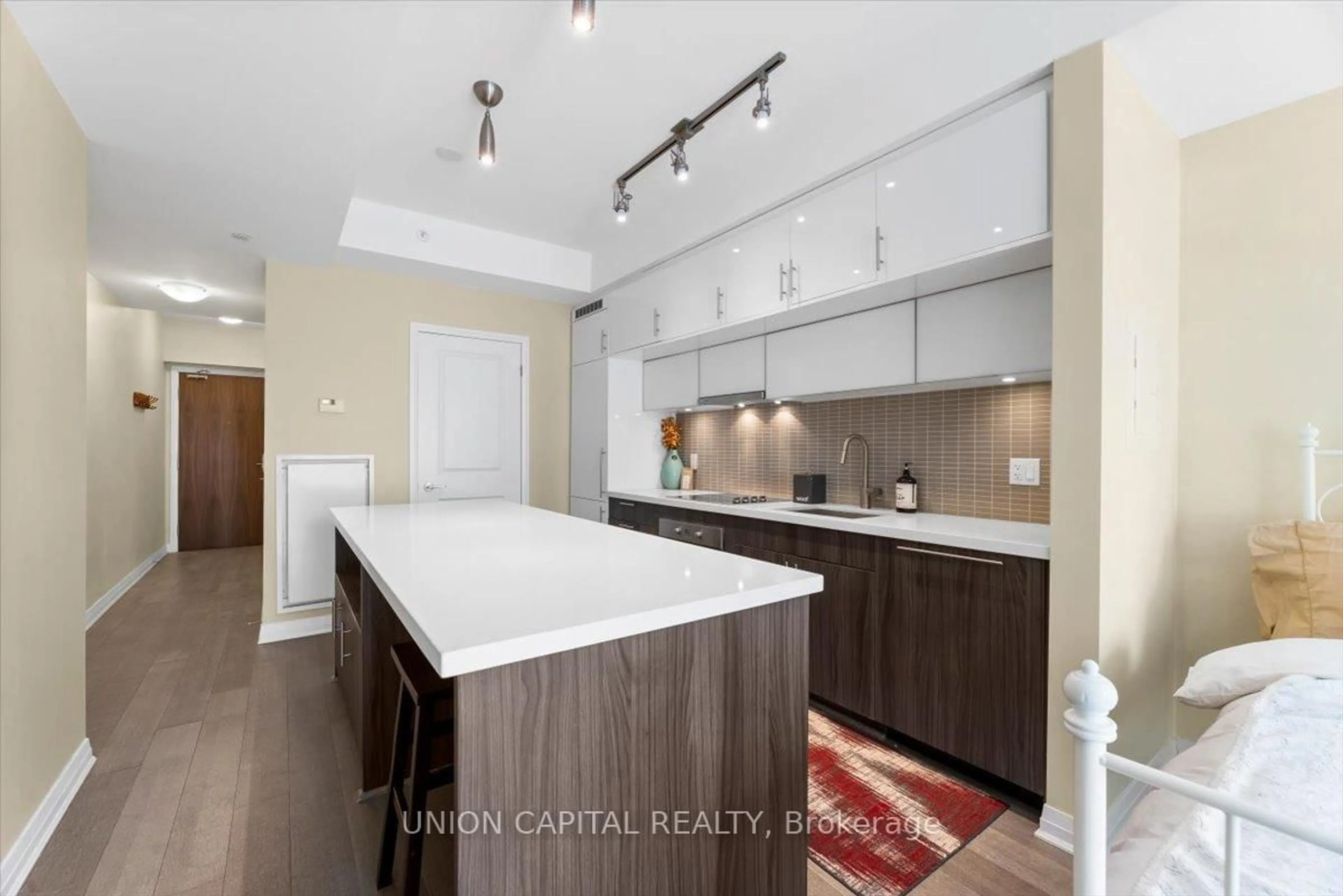 Open concept kitchen, wood/laminate floor for 8 Mercer St #2803, Toronto Ontario M5V 0C4