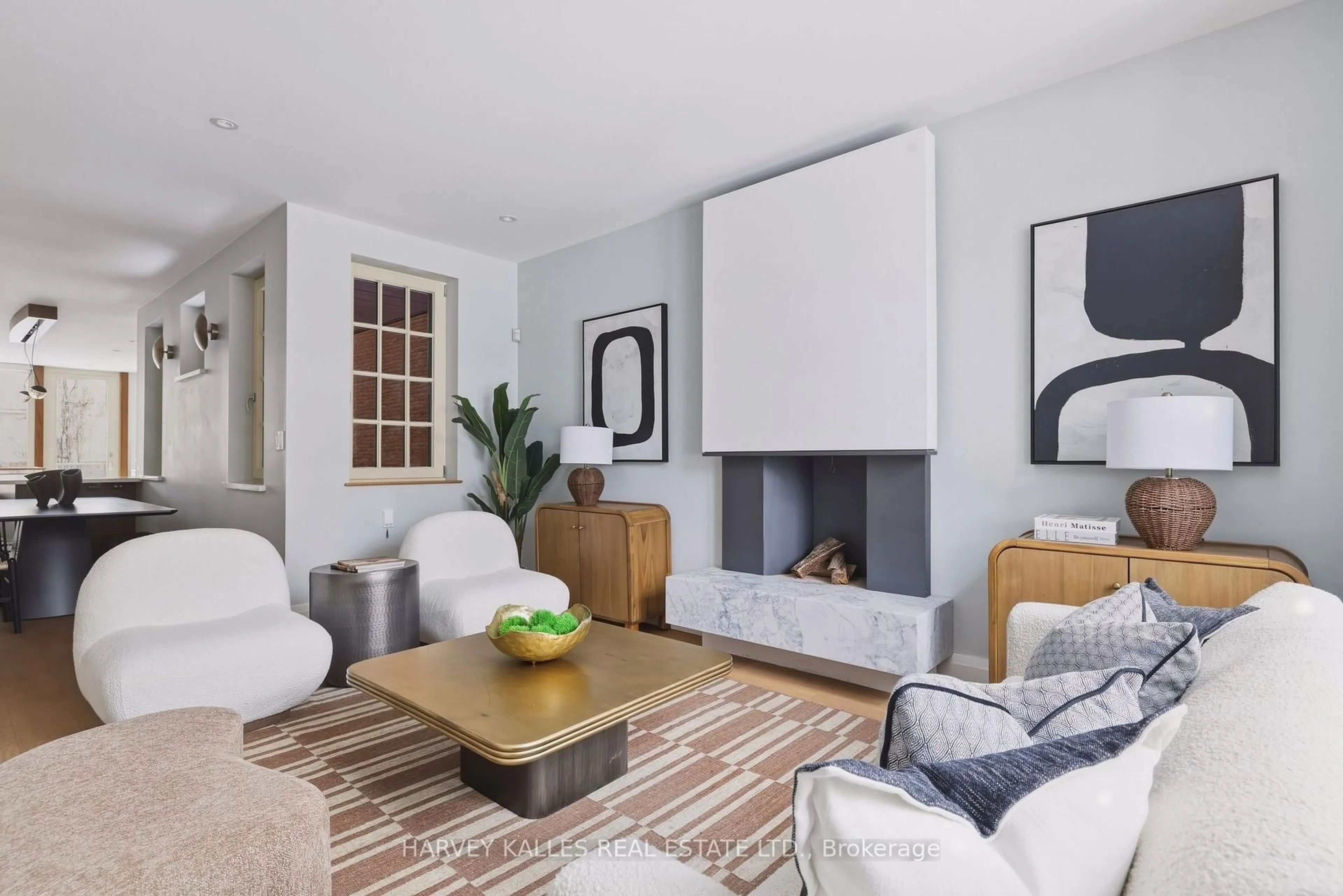 Living room with furniture, unknown for 94B Admiral Rd, Toronto Ontario M5R 2L6