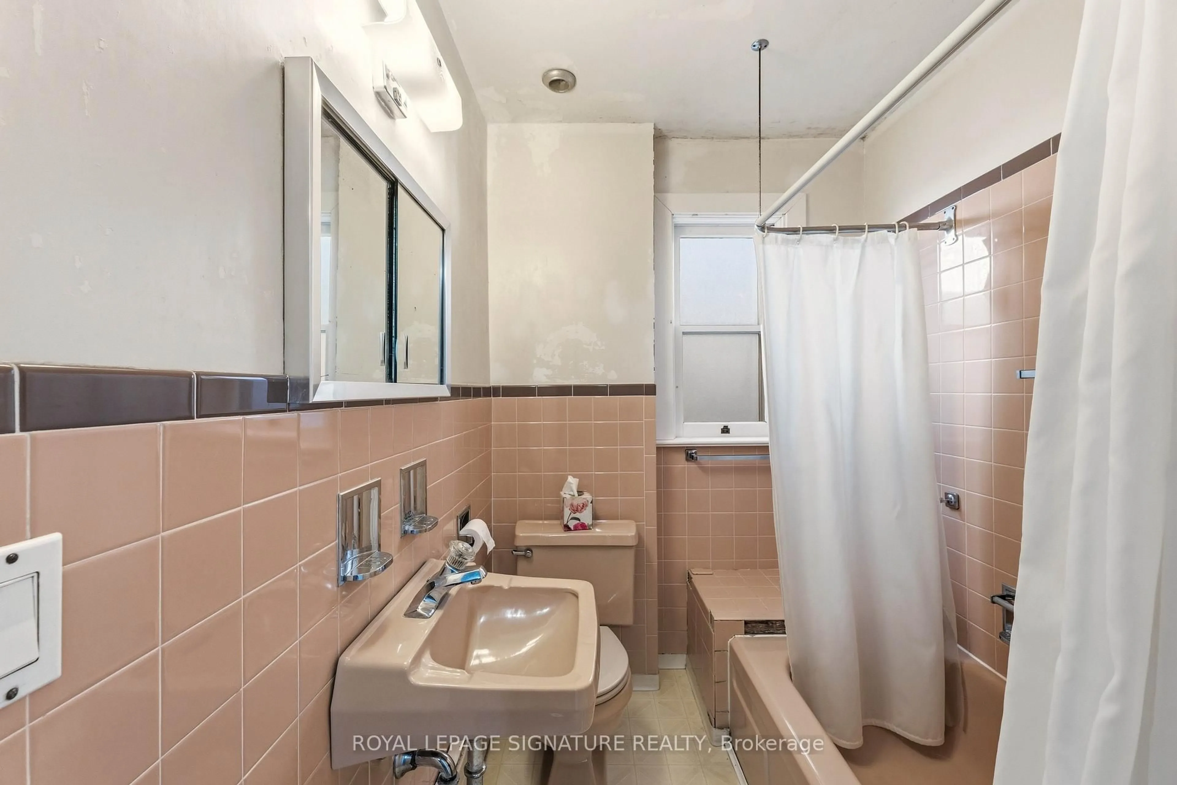 Standard bathroom, ceramic/tile floor for 212 Cranbrooke Ave, Toronto Ontario M5M 1M7