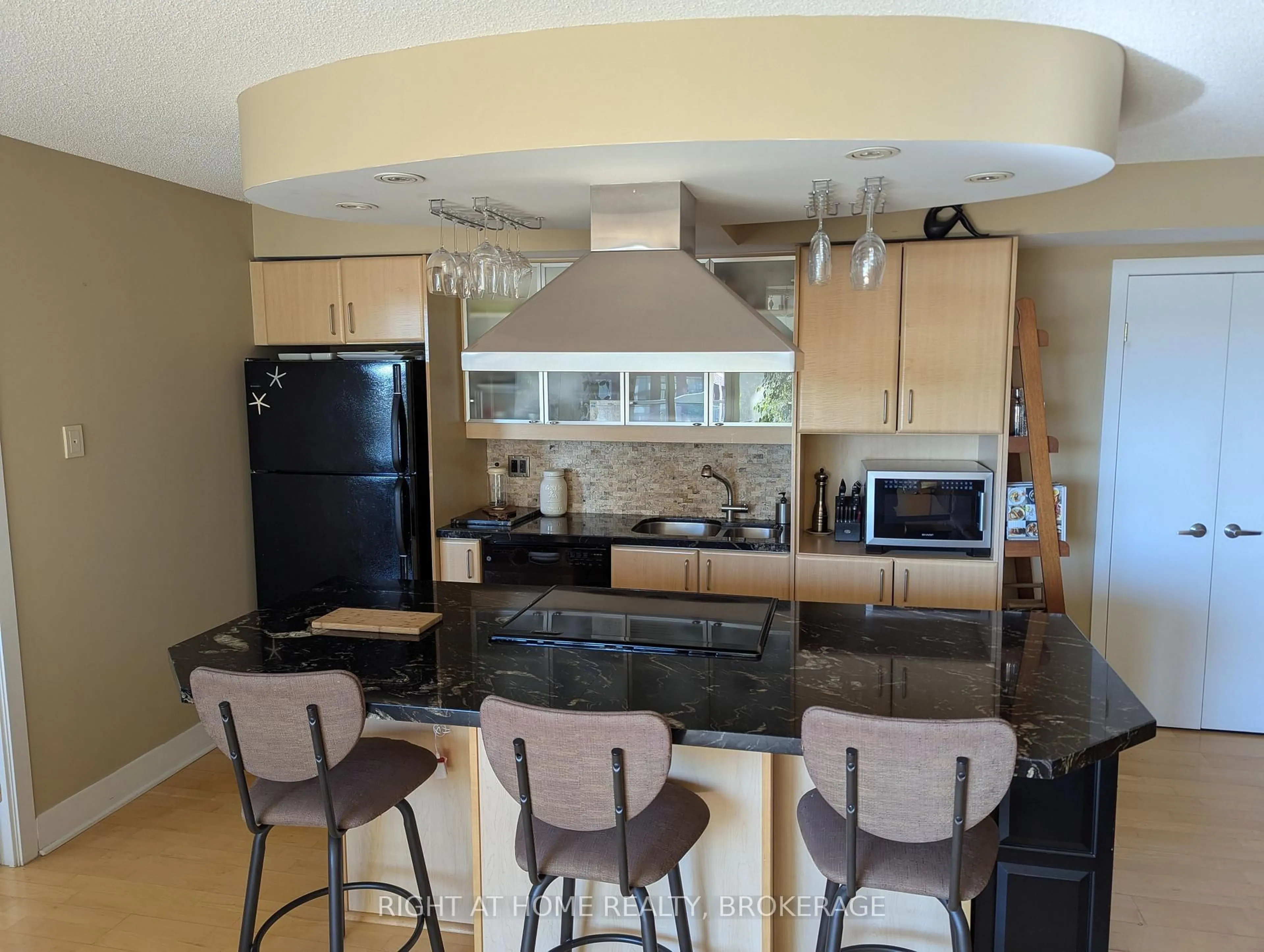 Unknown for 550 Queens Quay #608, Toronto Ontario M5V 3M8