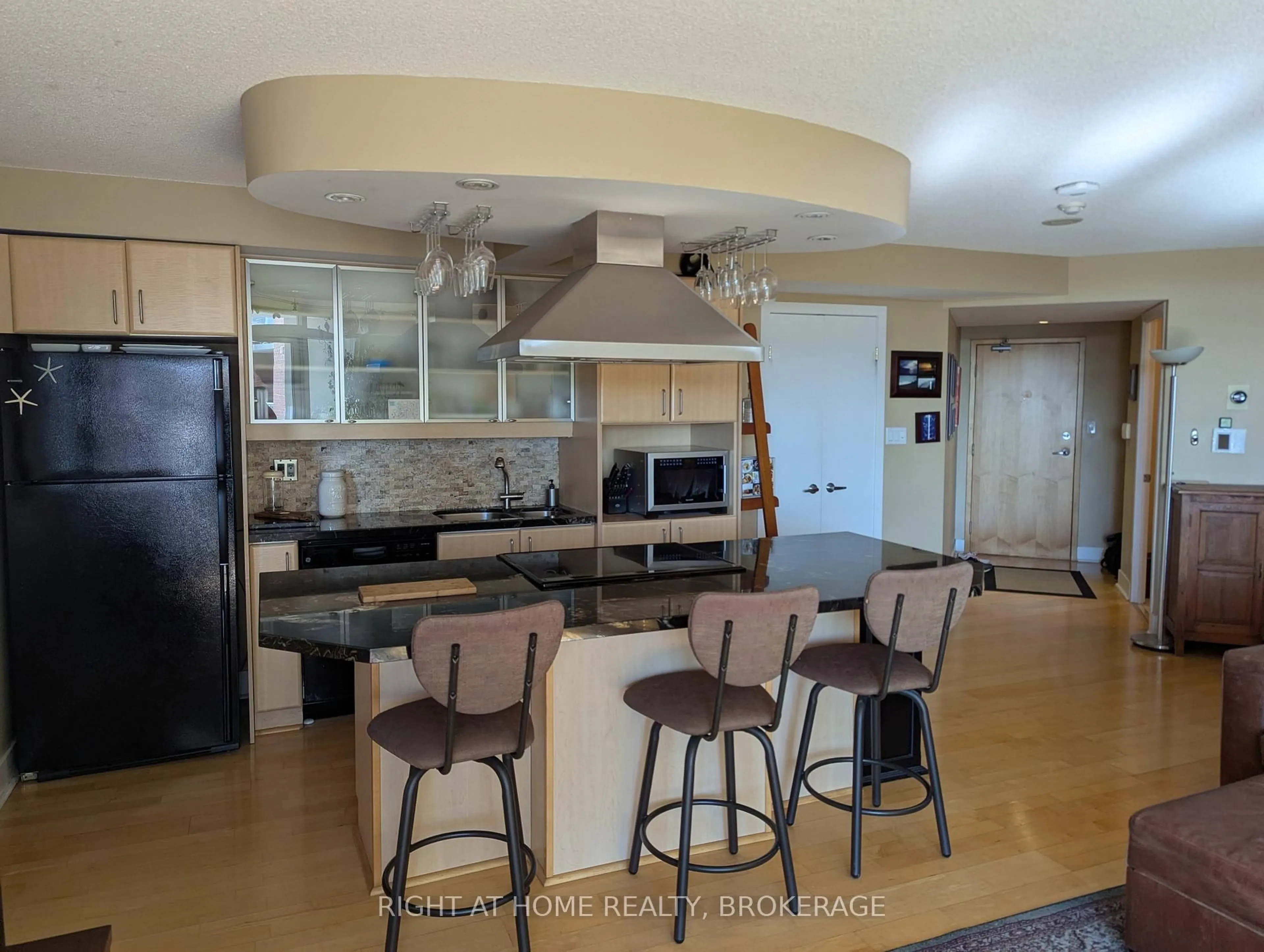 Open concept kitchen, ceramic/tile floor for 550 Queens Quay #608, Toronto Ontario M5V 3M8