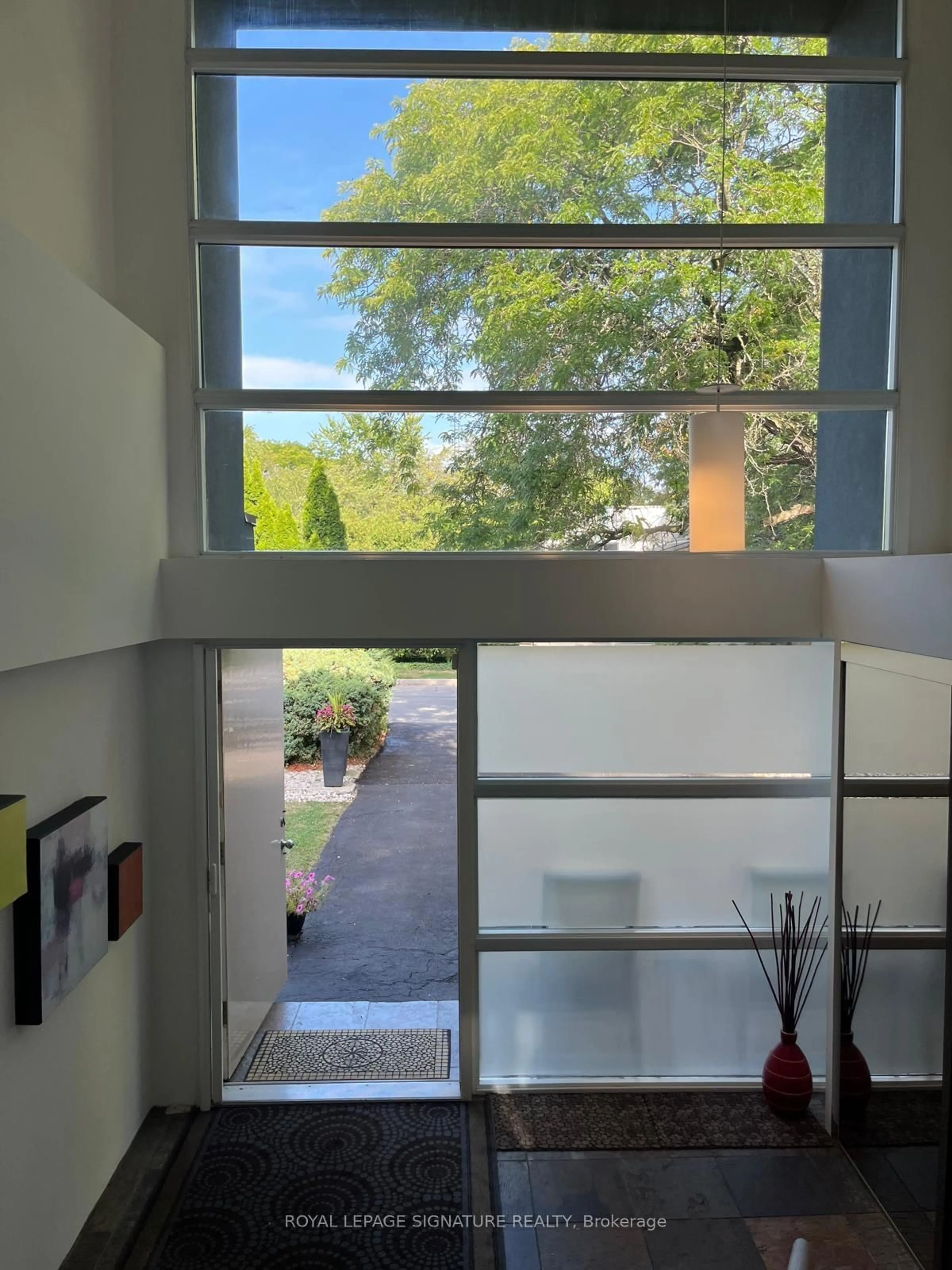 Indoor foyer for 90 Berkinshaw Cres, Toronto Ontario M3B 2T2