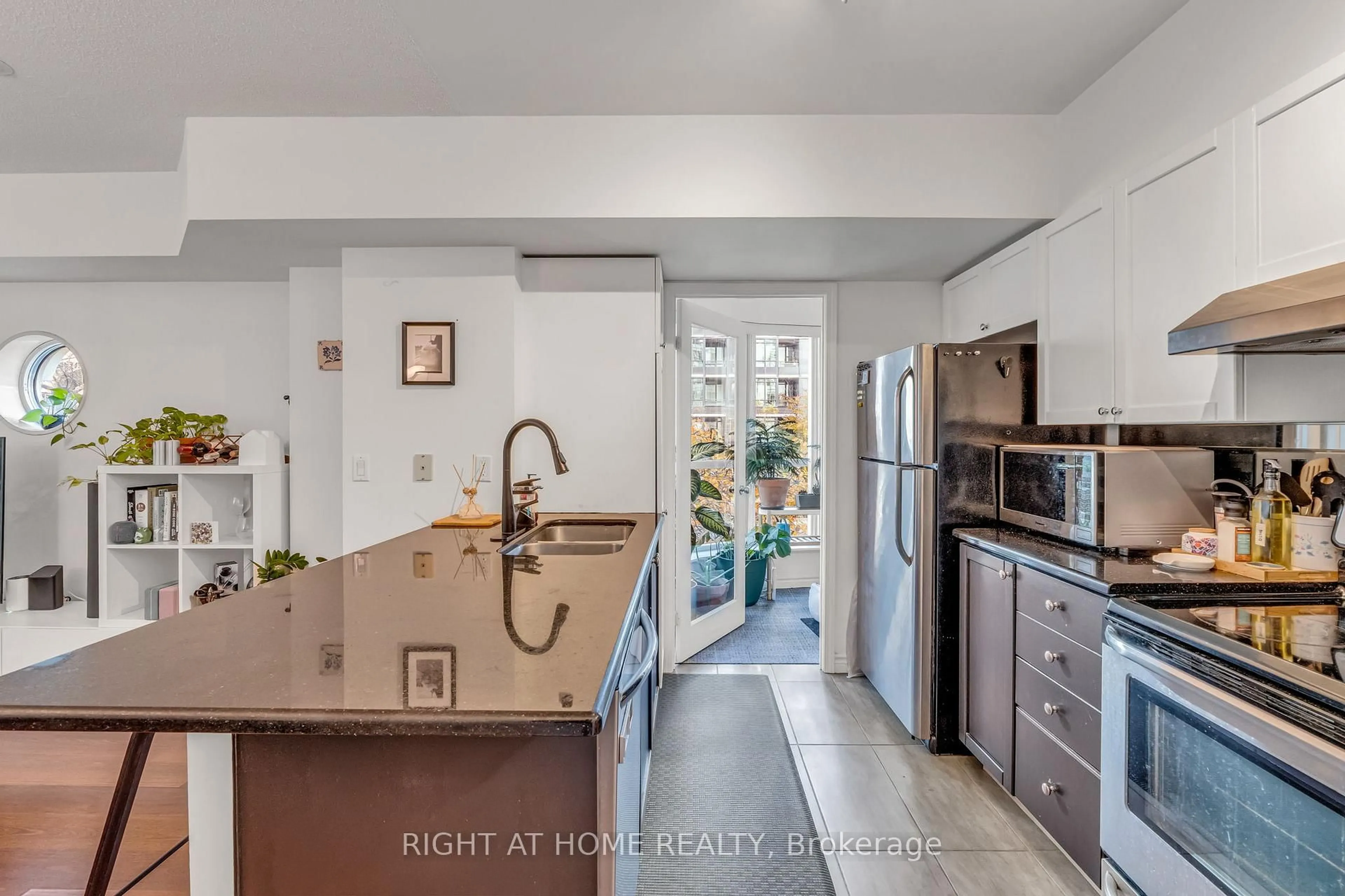 Unknown for 600 Queens Quay #202, Toronto Ontario M5V 3M3