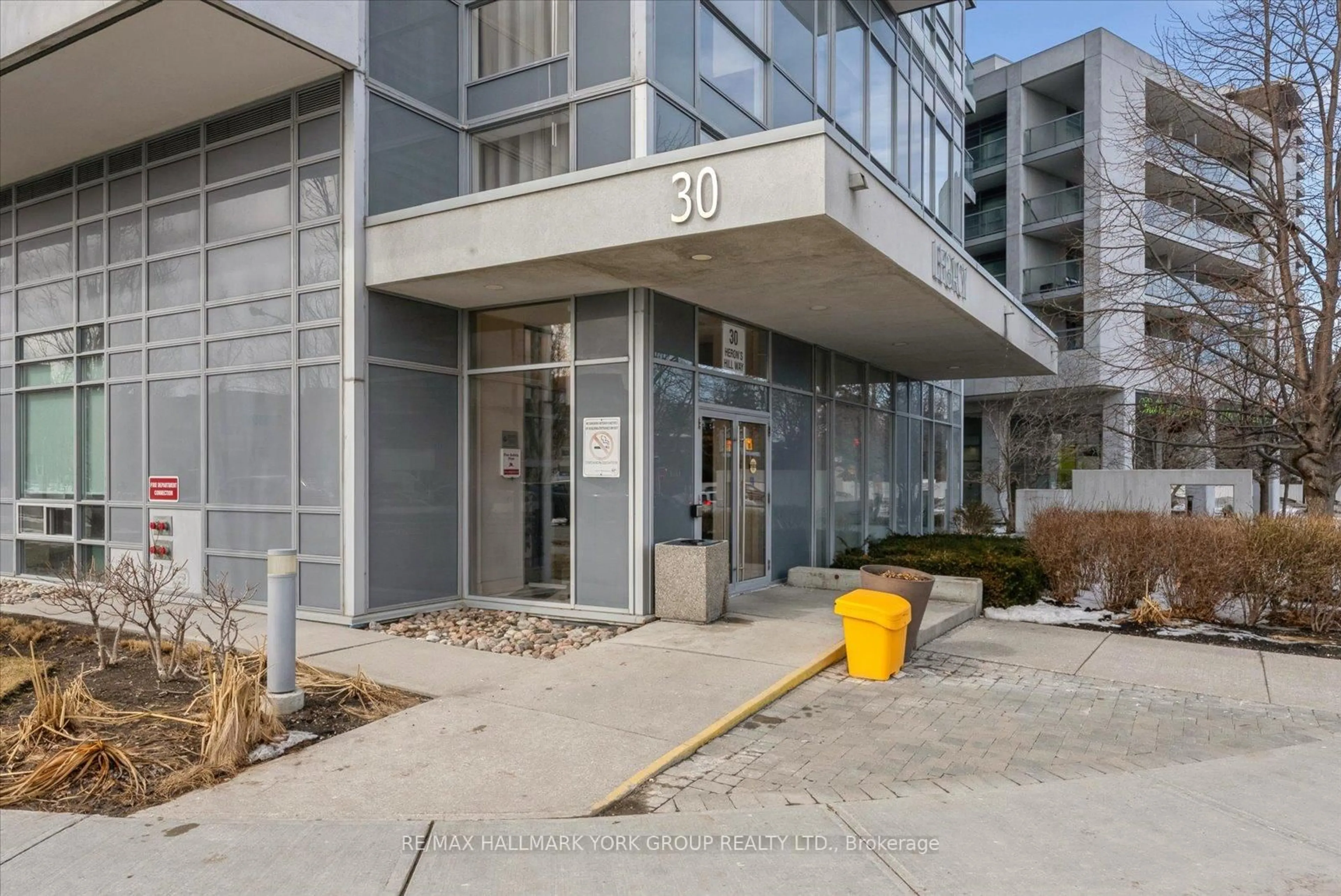 Indoor foyer for 30 Herons Hill Way #906, Toronto Ontario M2J 0A7