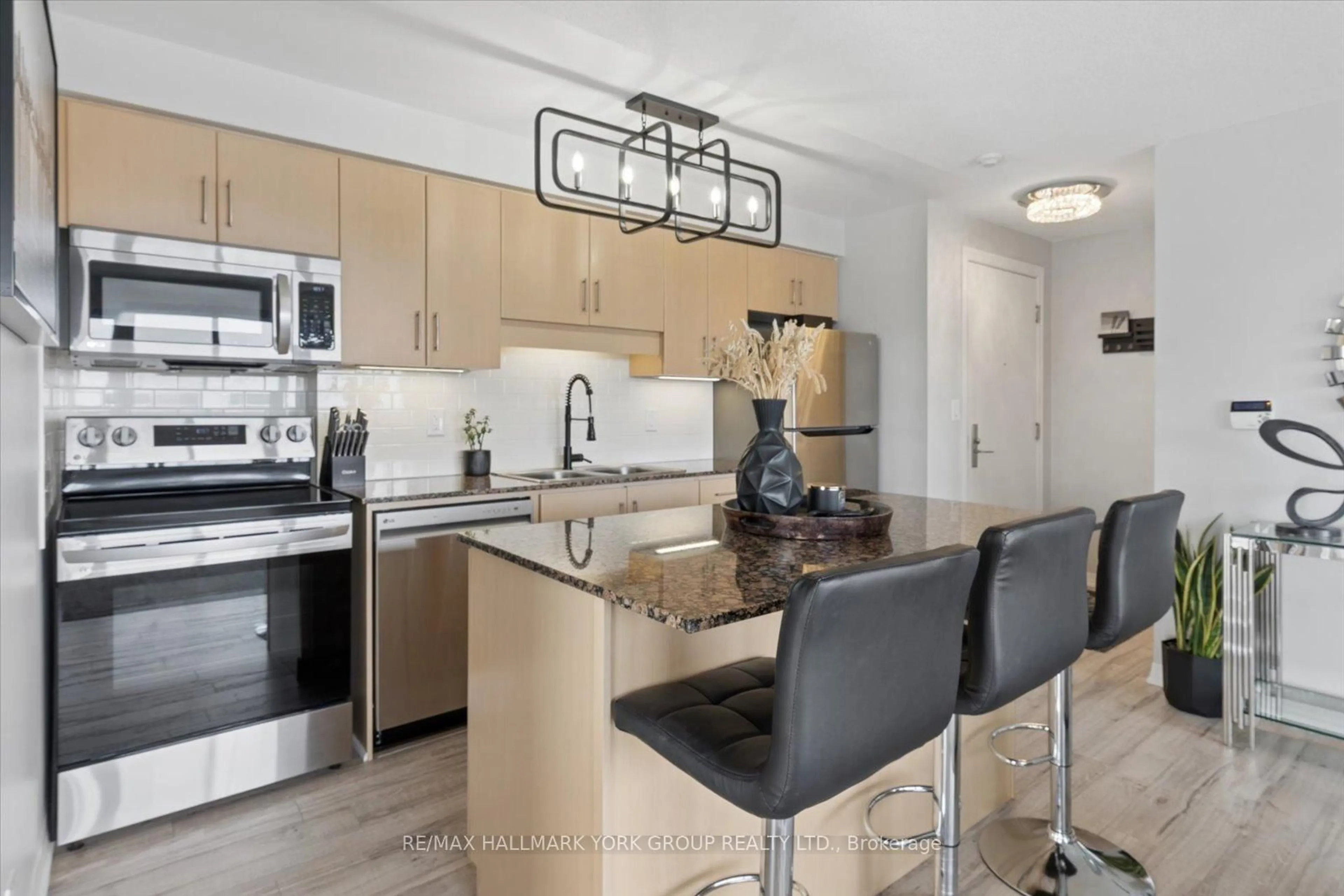 Open concept kitchen, ceramic/tile floor for 30 Herons Hill Way #906, Toronto Ontario M2J 0A7
