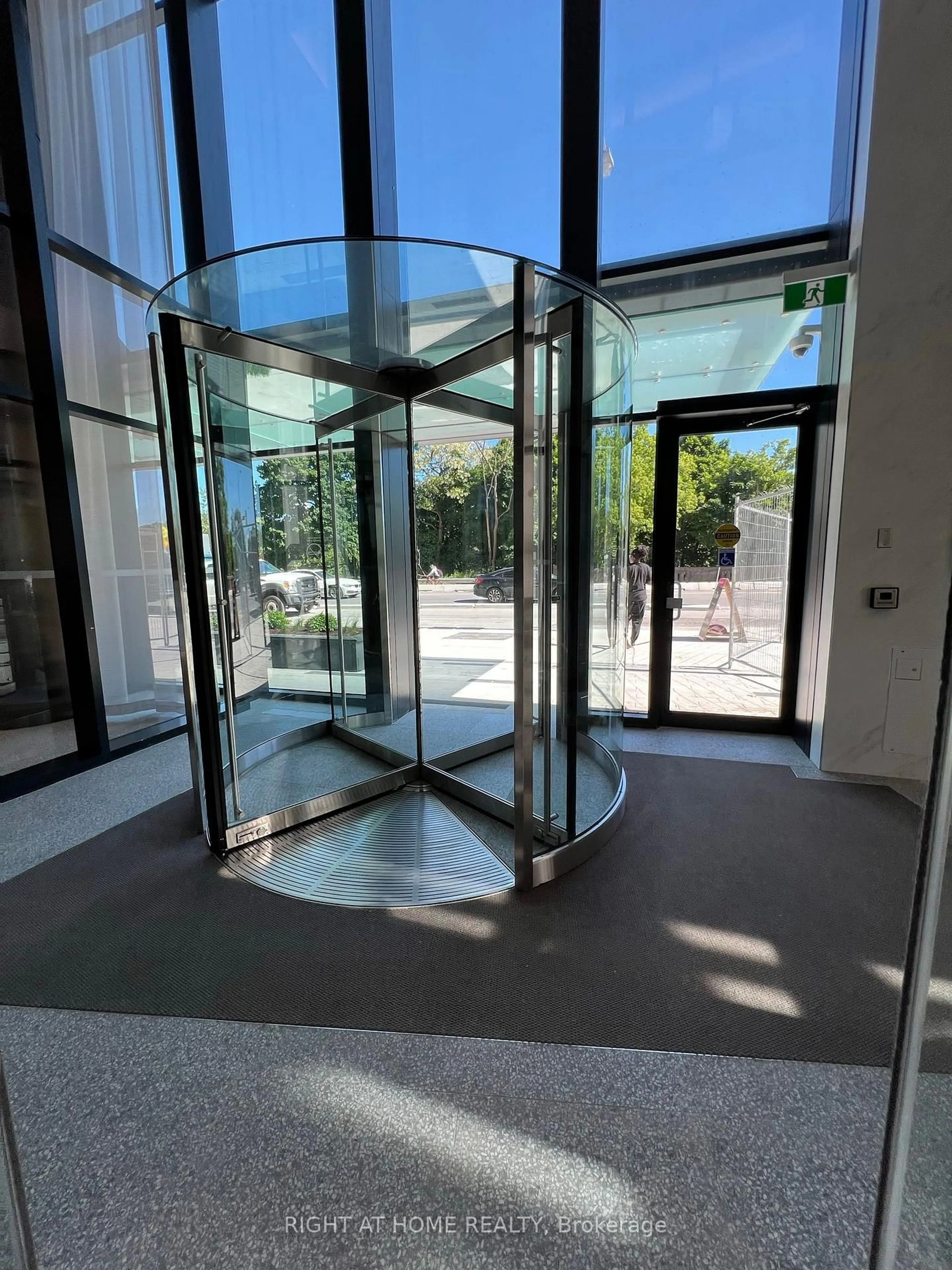 Indoor foyer for 585 Bloor St #3418, Toronto Ontario M4W 0B3