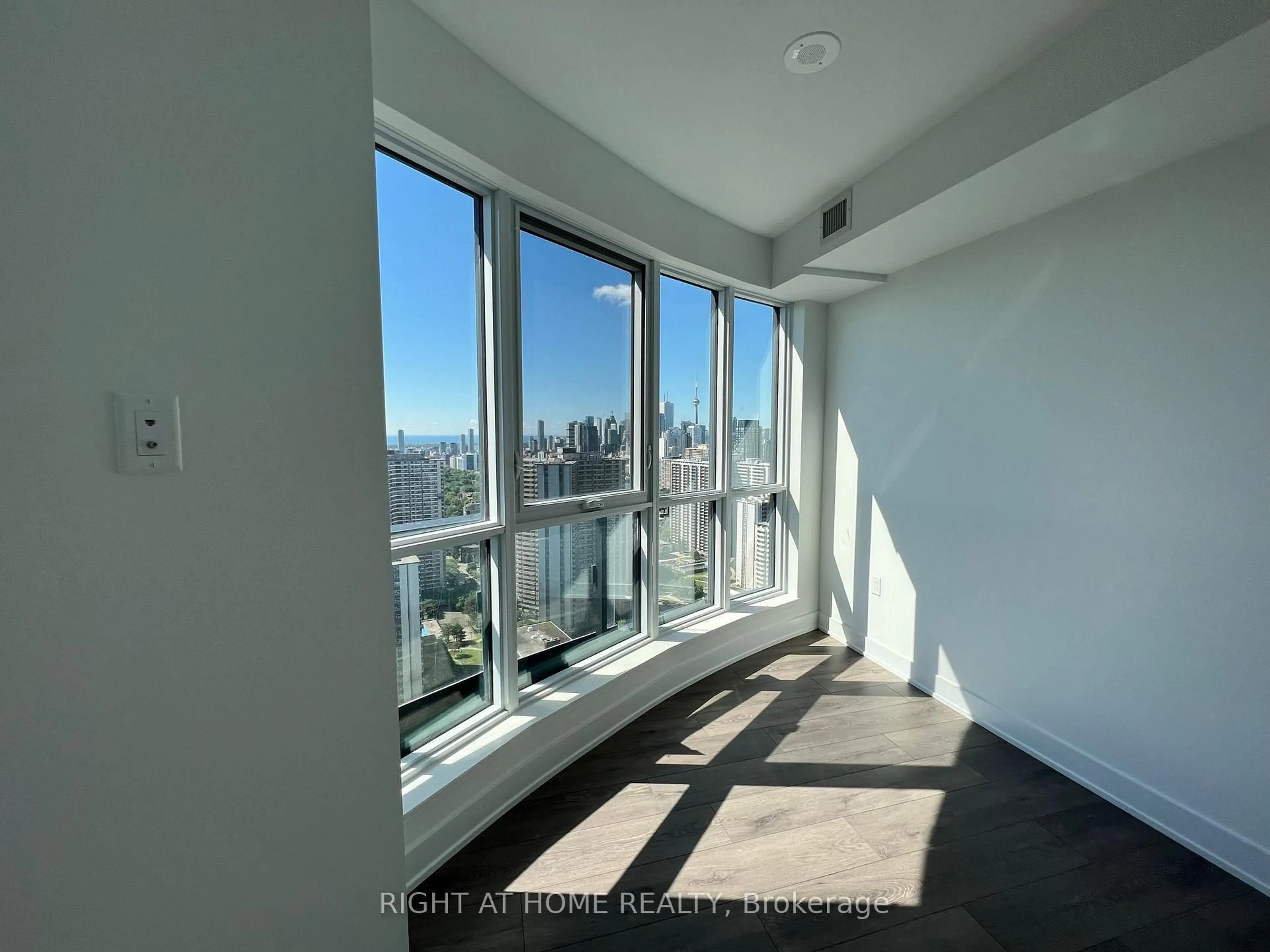 A pic of a room for 585 Bloor St #3418, Toronto Ontario M4W 0B3