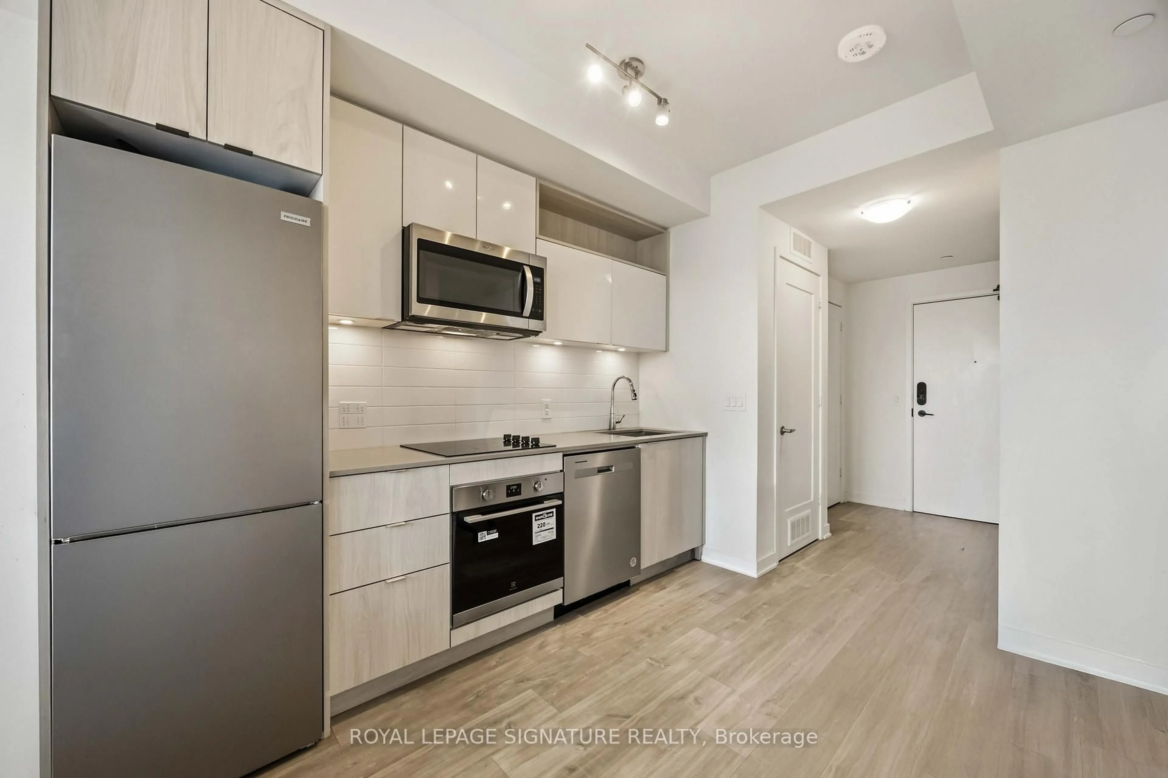 Standard kitchen, unknown for 60 Princess St #913, Toronto Ontario M5A 2C7