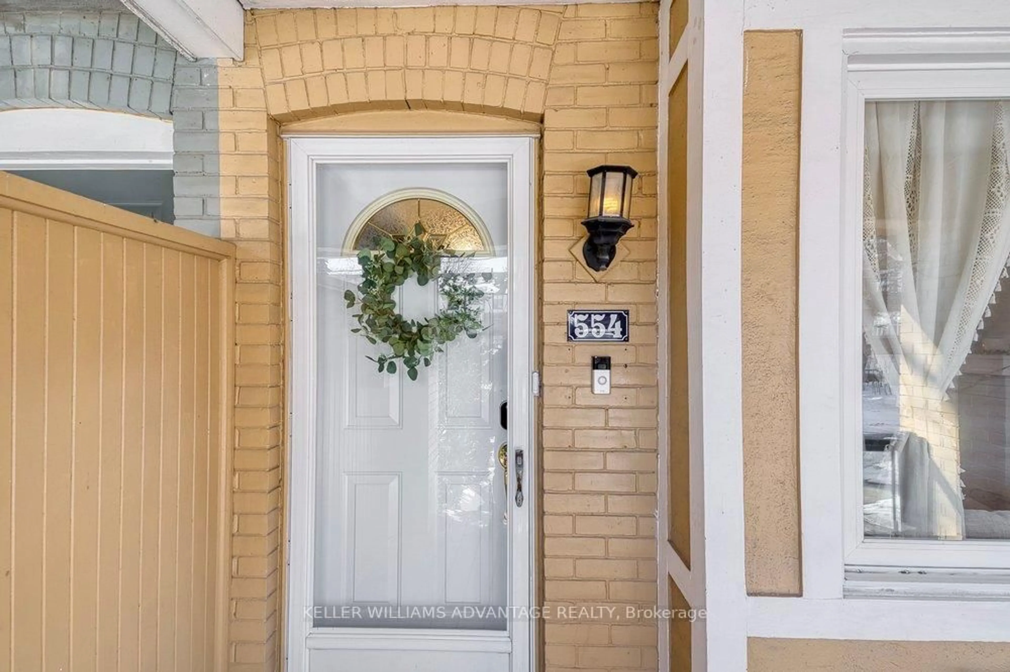 Indoor entryway for 554 Balliol St, Toronto Ontario M4S 1E5