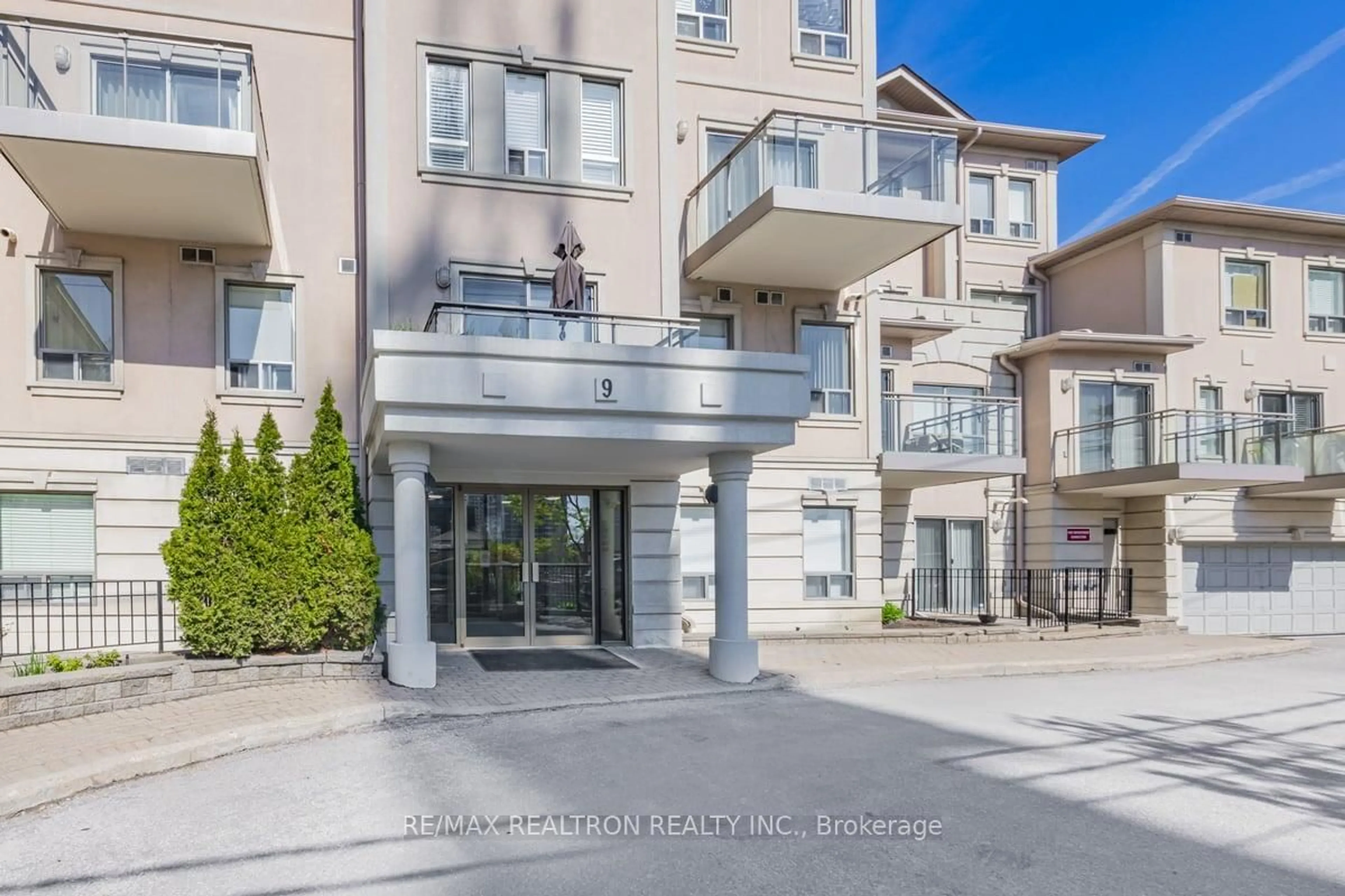 Indoor foyer for 9 Greenbriar Rd #306, Toronto Ontario M2K 1H4