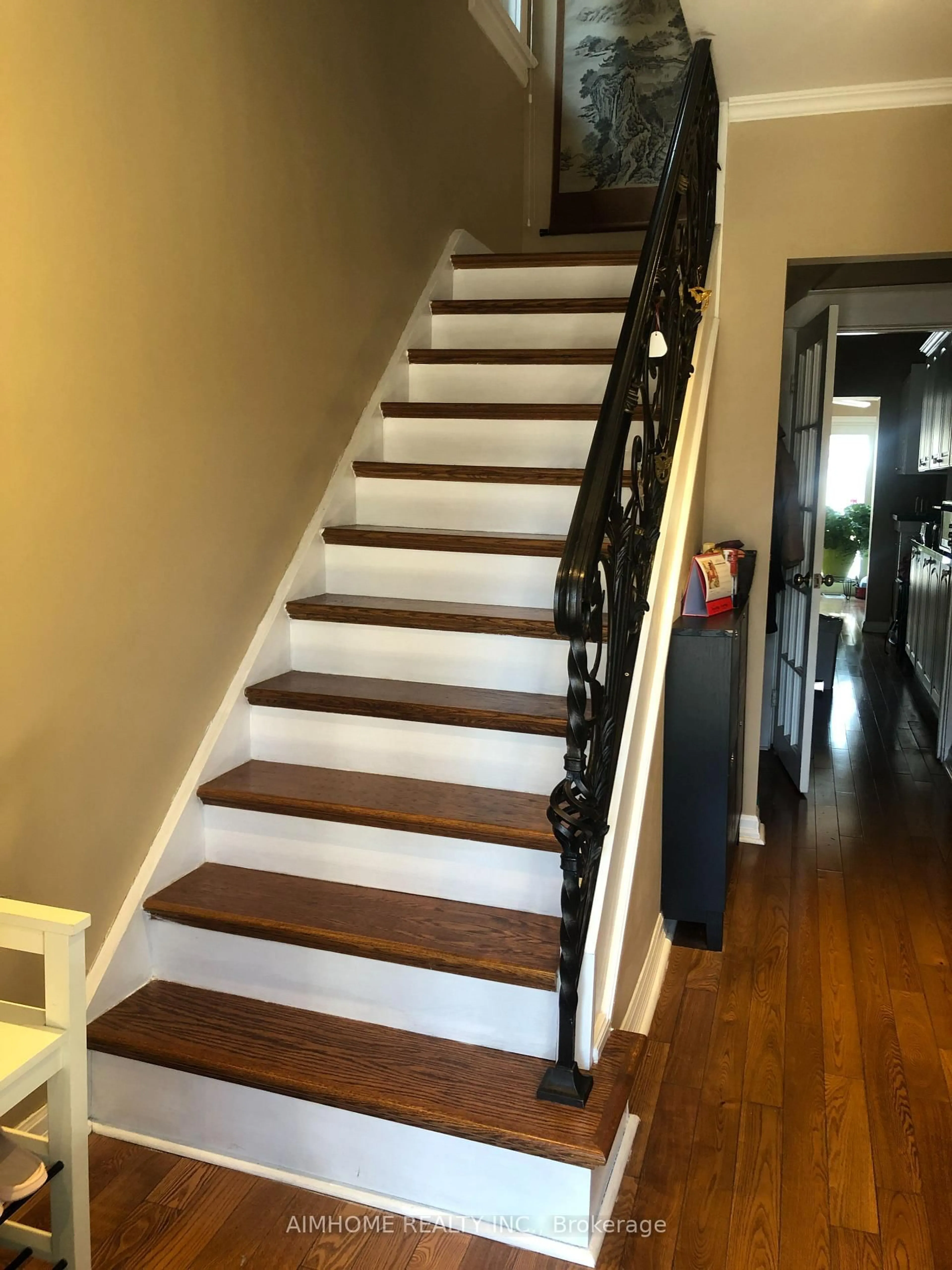 Stairs for 268 Jedburgh Rd, Toronto Ontario M5M 3K4