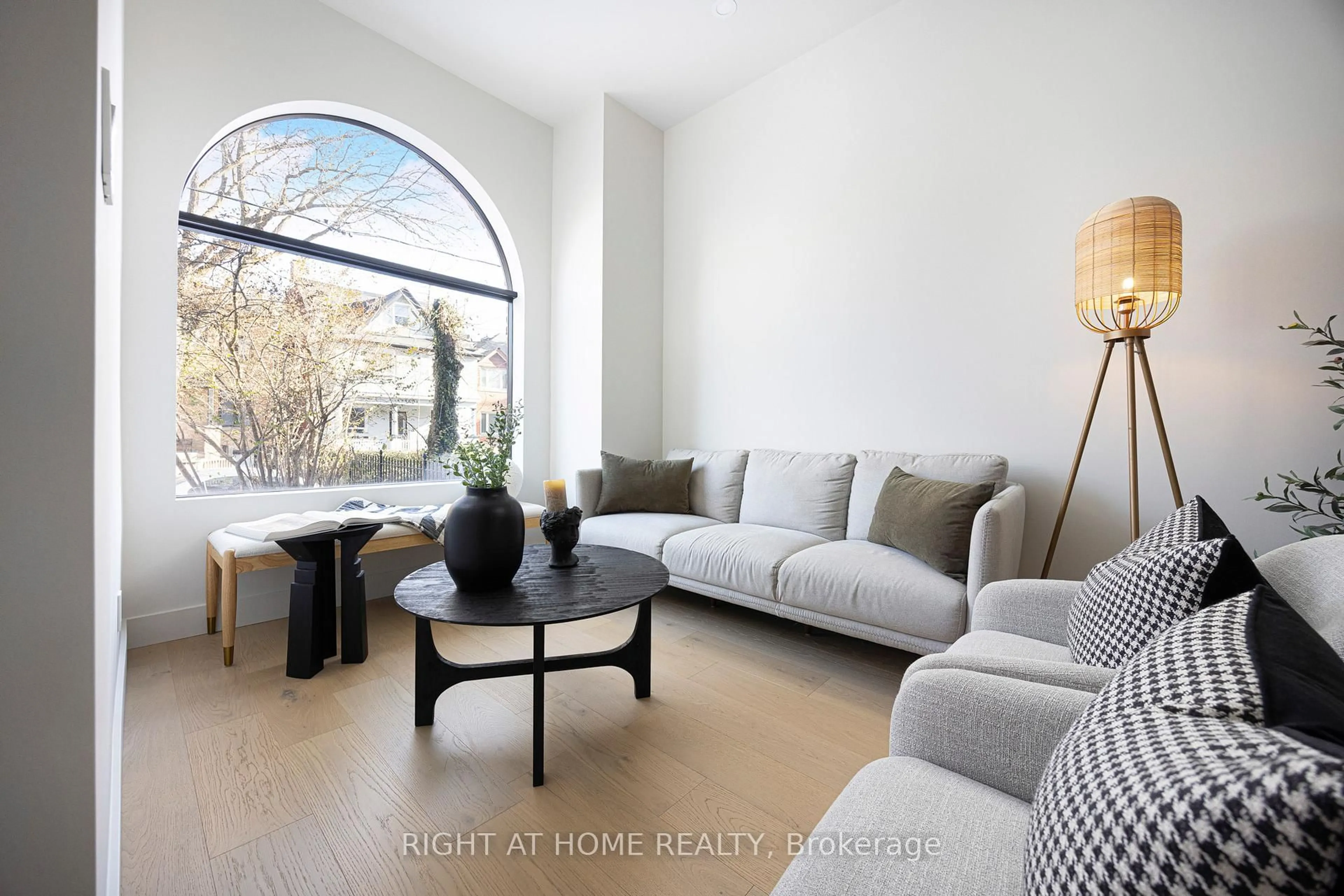 Living room with furniture, unknown for 292 Borden St, Toronto Ontario M5S 2N6