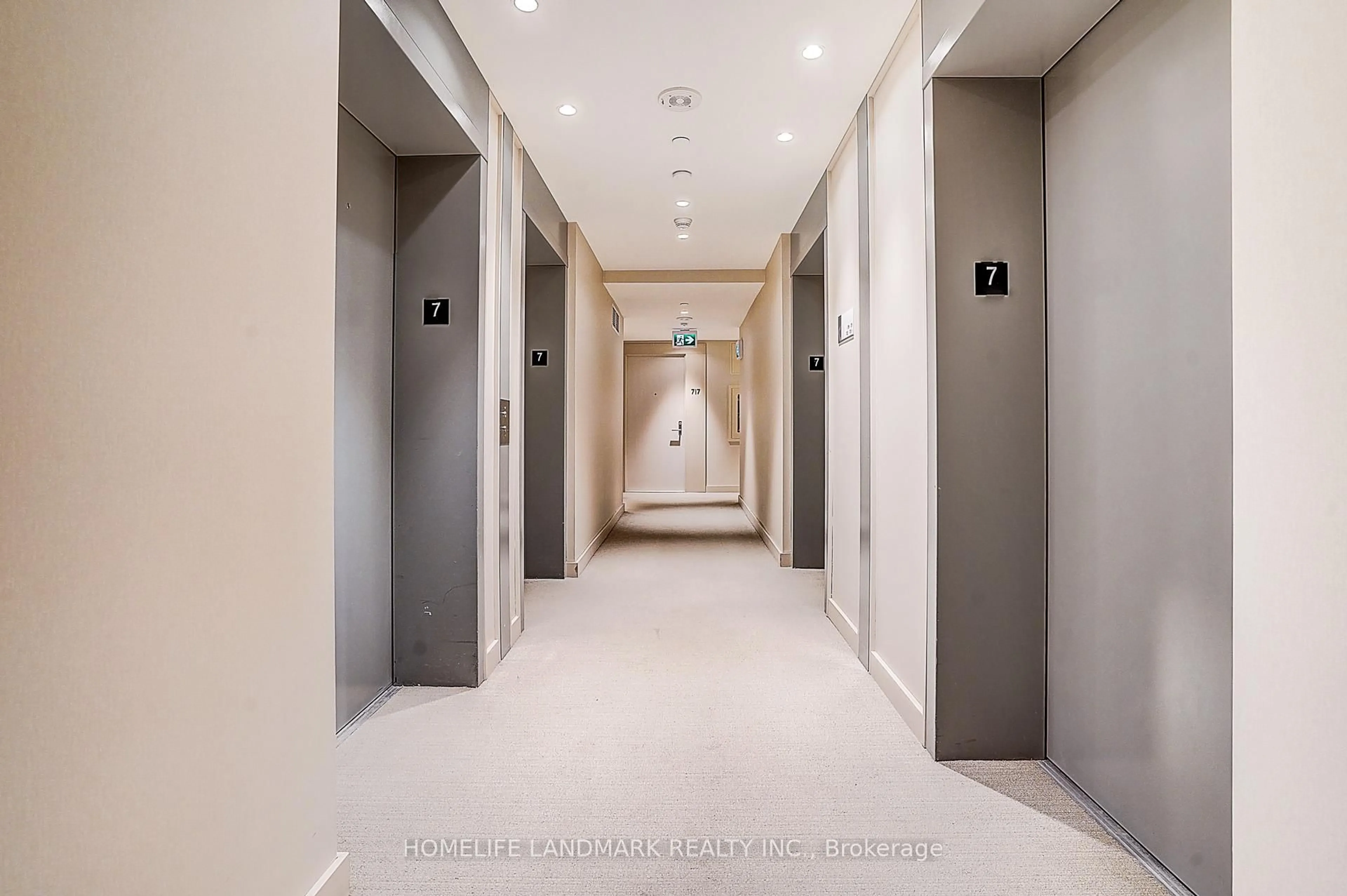 Indoor foyer for 115 Blue Jays Way #702, Toronto Ontario M5V 0N4