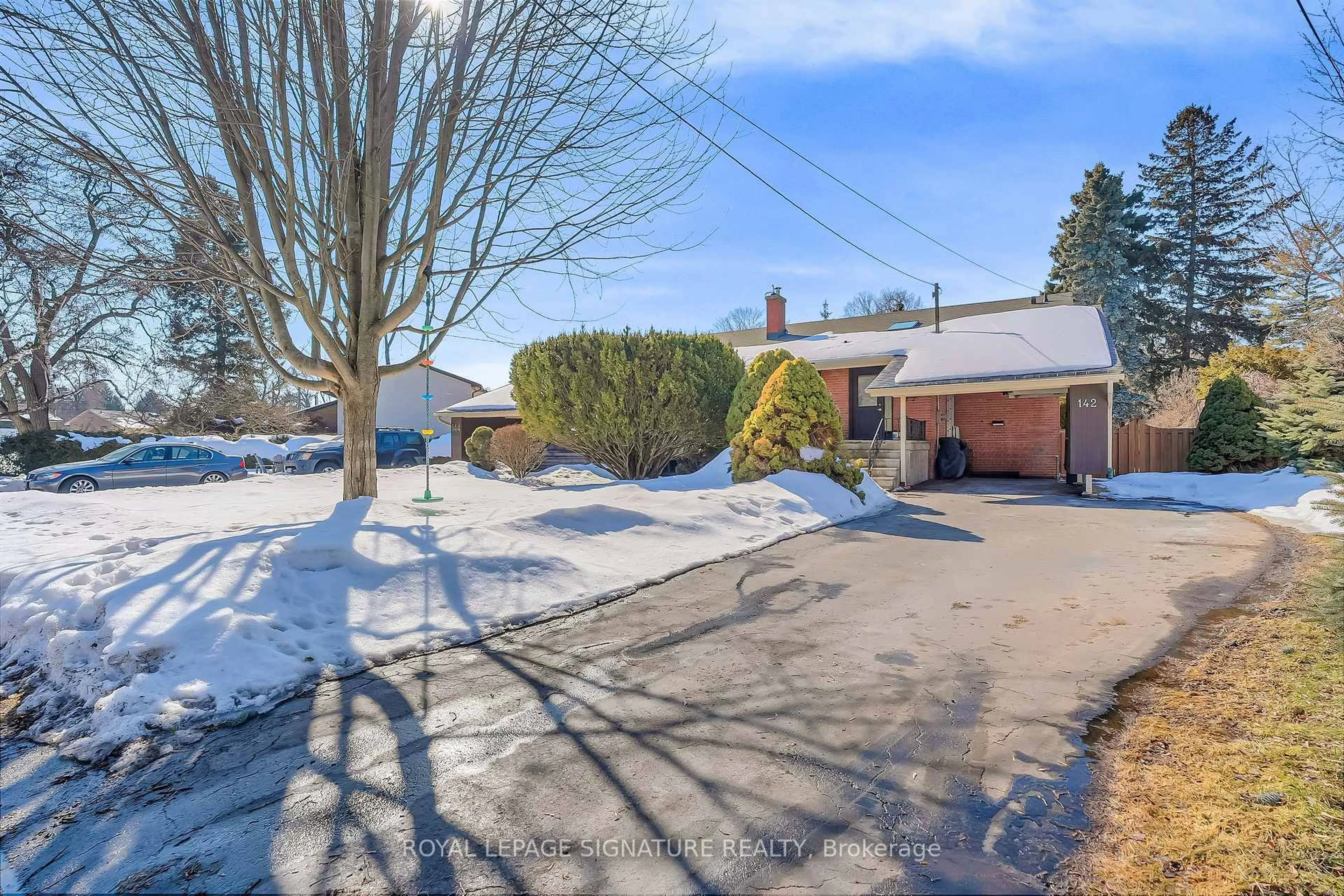 A pic from outside/outdoor area/front of a property/back of a property/a pic from drone, street for 142 Three Valleys Dr, Toronto Ontario M3A 3B9