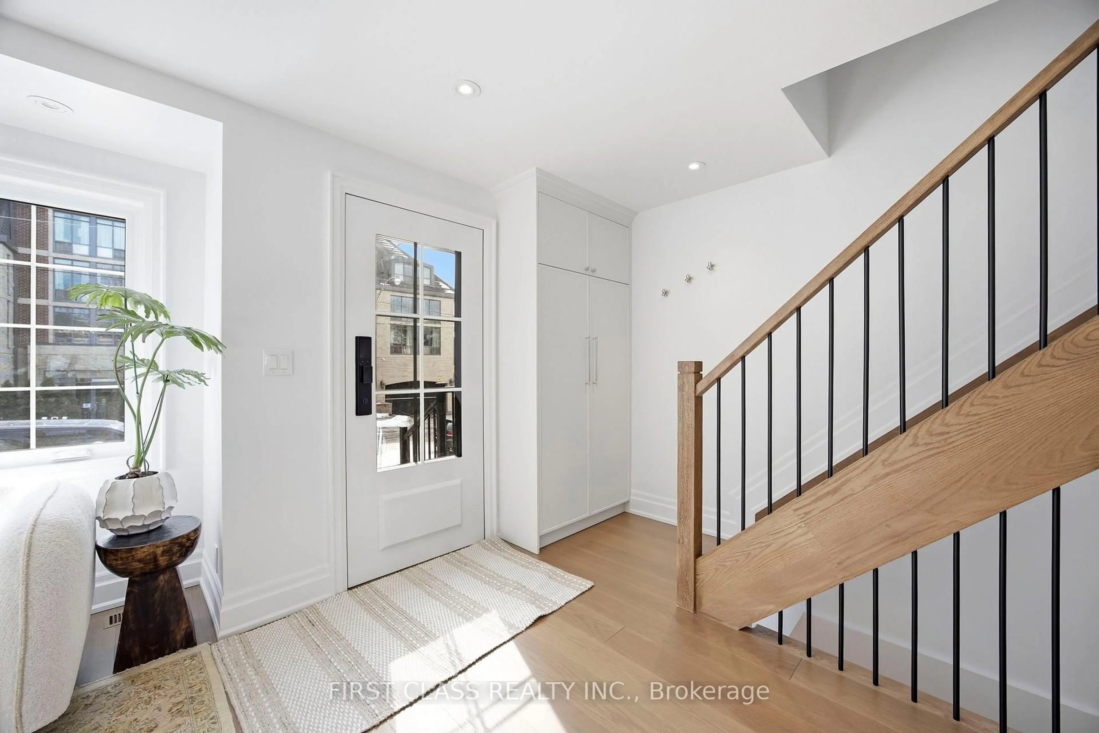 Indoor entryway for 66 Willowbank Blvd, Toronto Ontario M5N 1G6