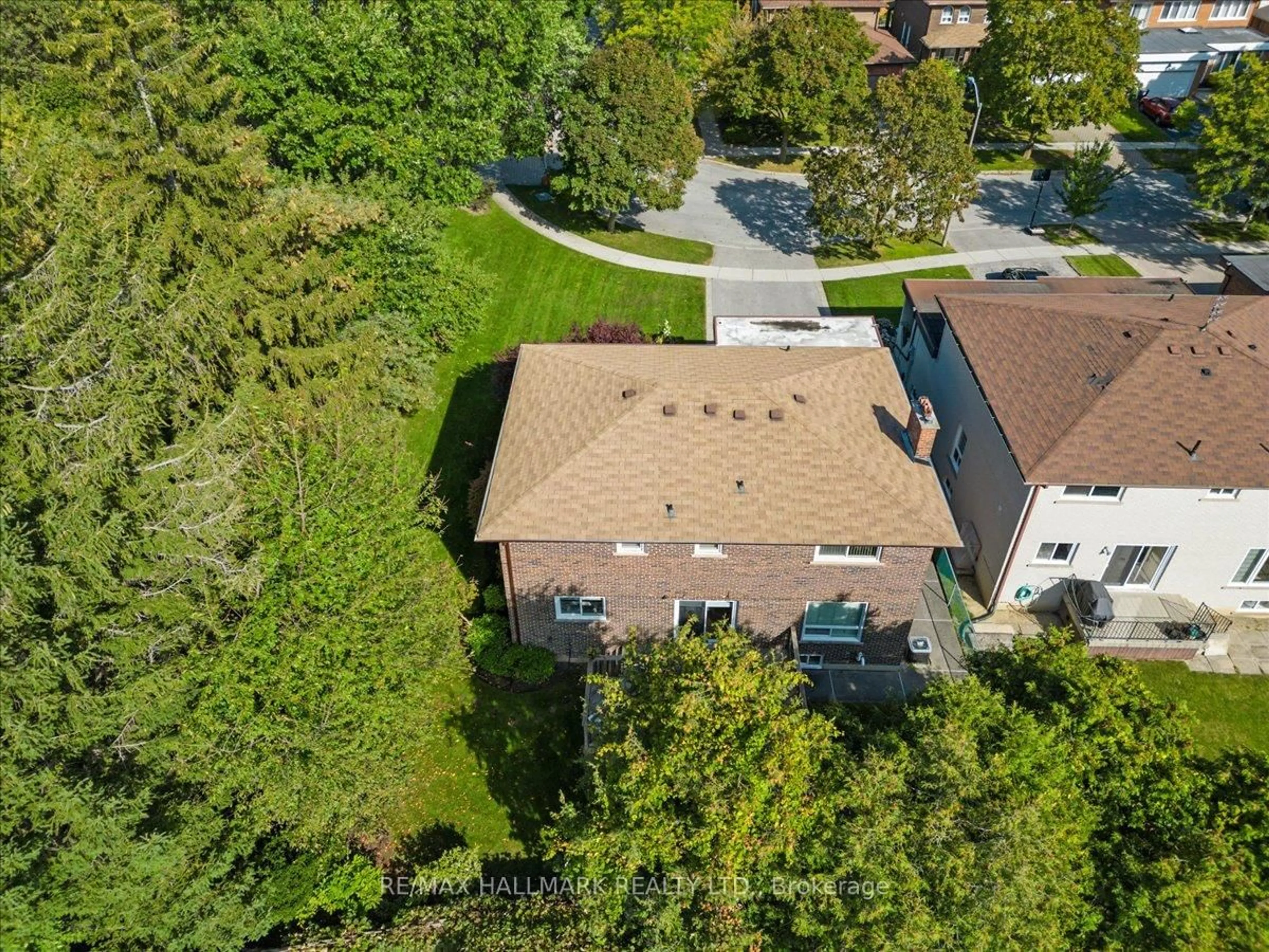 A pic from outside/outdoor area/front of a property/back of a property/a pic from drone, street for 19 Holita Rd, Toronto Ontario M2M 4C1