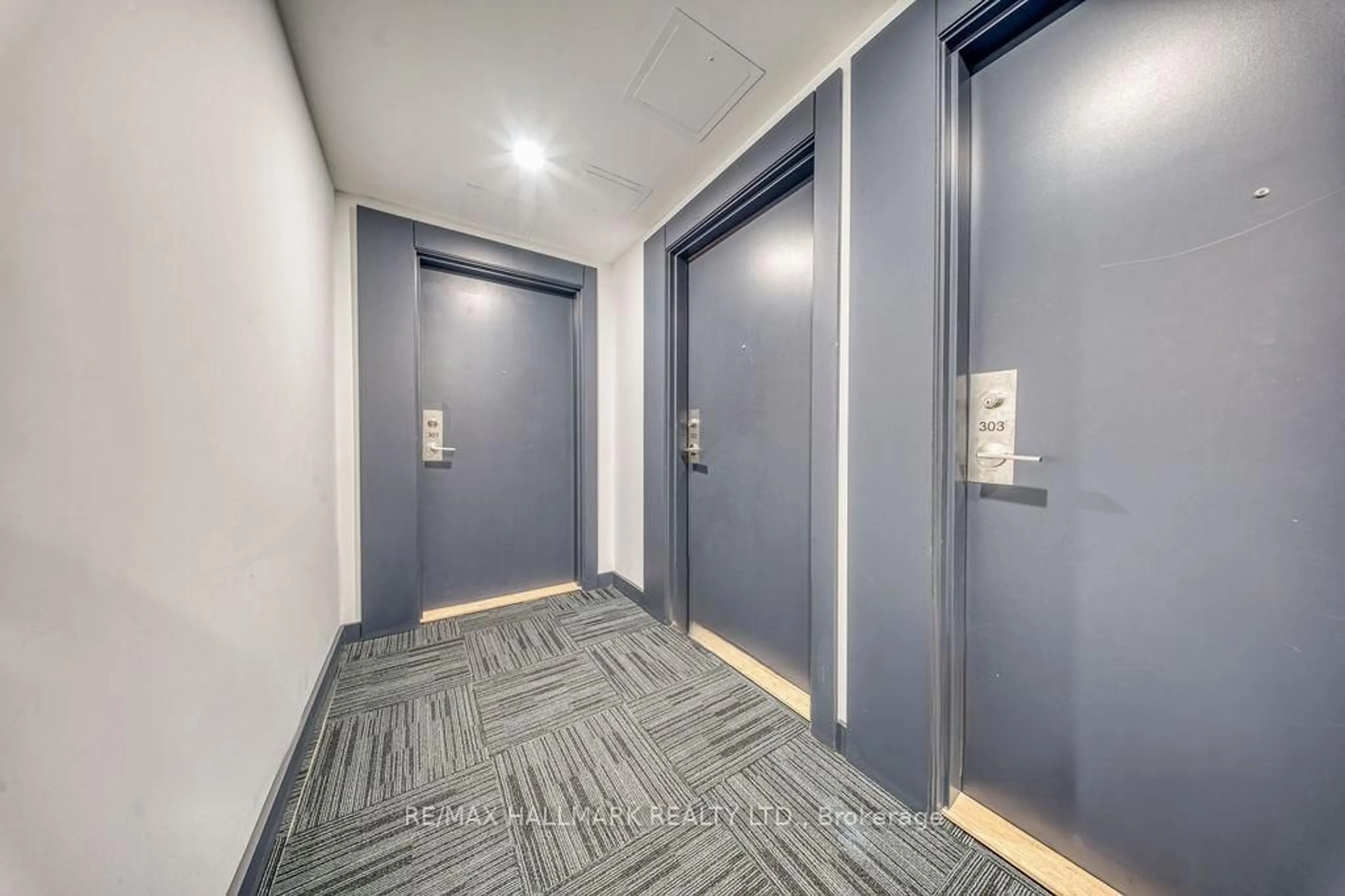 Indoor foyer for 3237 Bayview Ave #302, Toronto Ontario M2K 0G1
