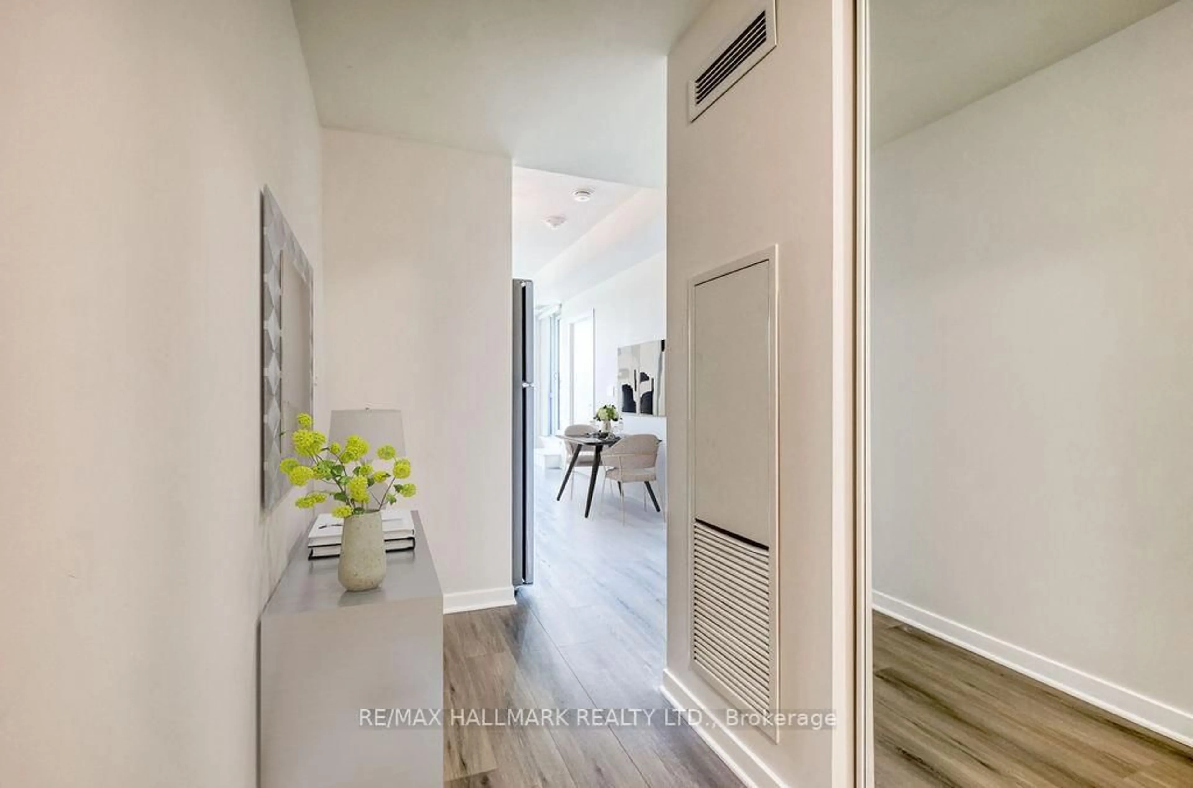 Indoor entryway for 3237 Bayview Ave #302, Toronto Ontario M2K 0G1