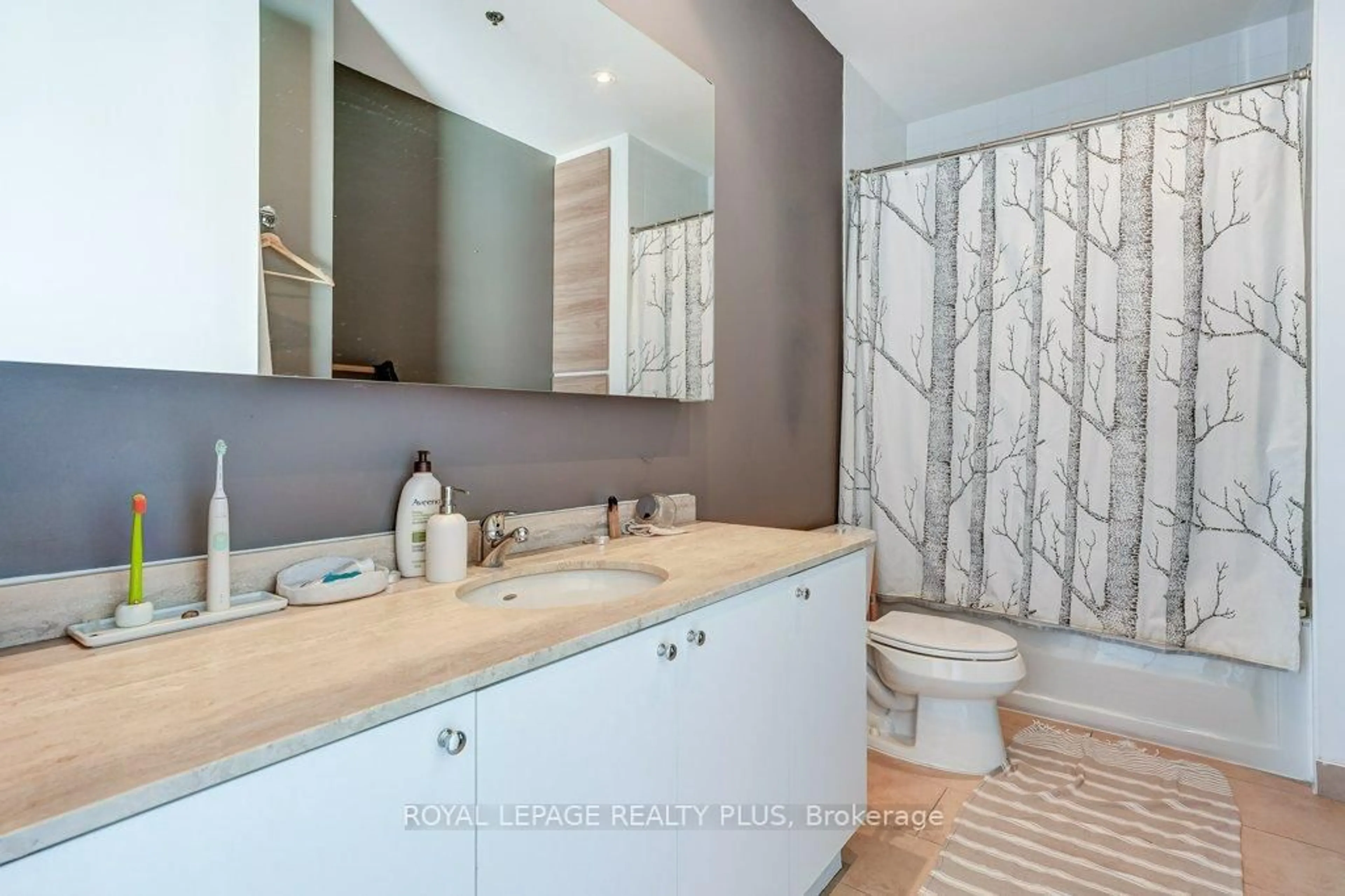 Standard bathroom, ceramic/tile floor for 43 Hanna Ave #701, Toronto Ontario M6K 1X1