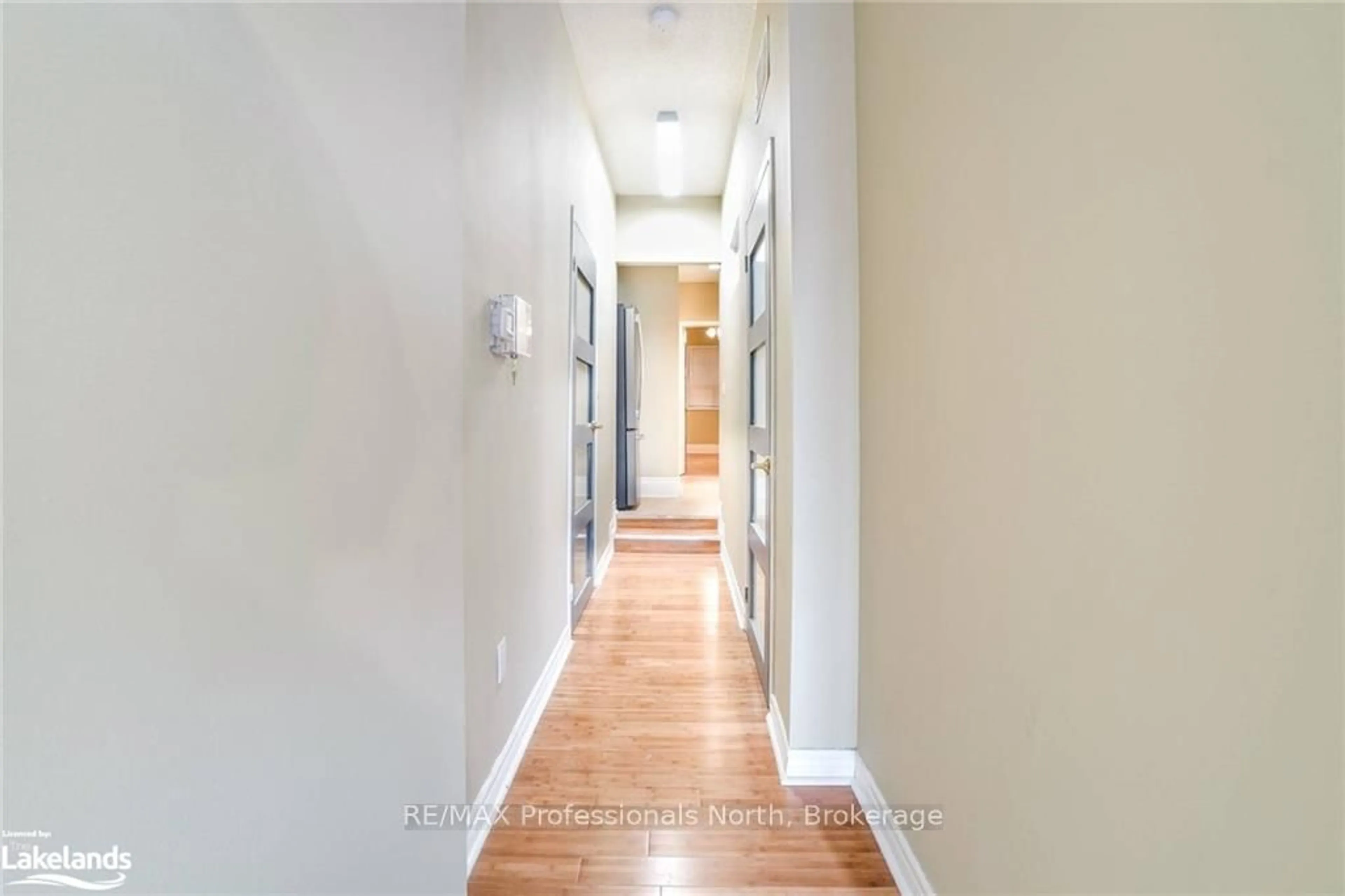 Indoor entryway for 214 Gerrard St, Toronto Ontario M5A 2E6