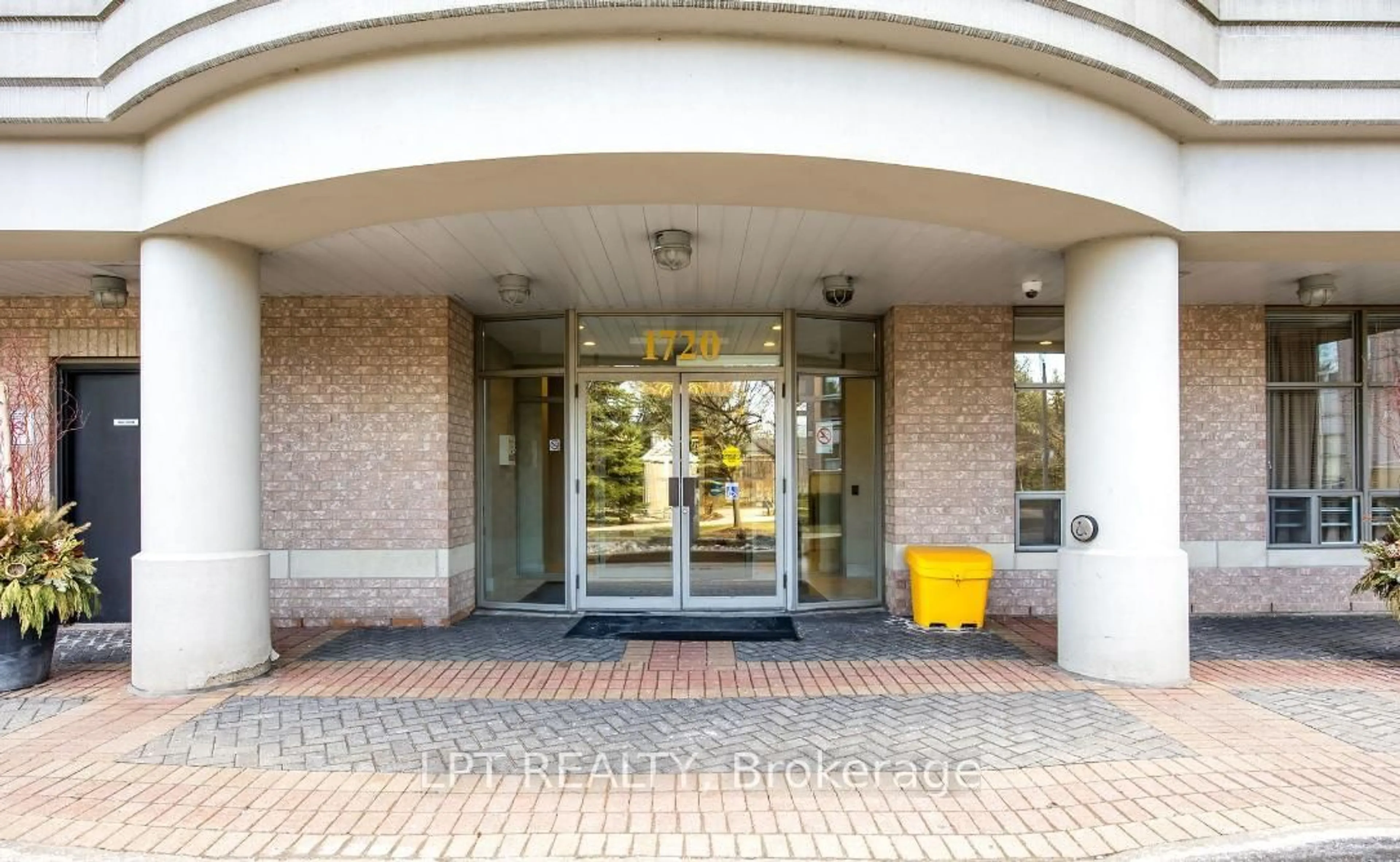 Indoor foyer for 1720 Eglinton Ave #108, Toronto Ontario M4A 1J7