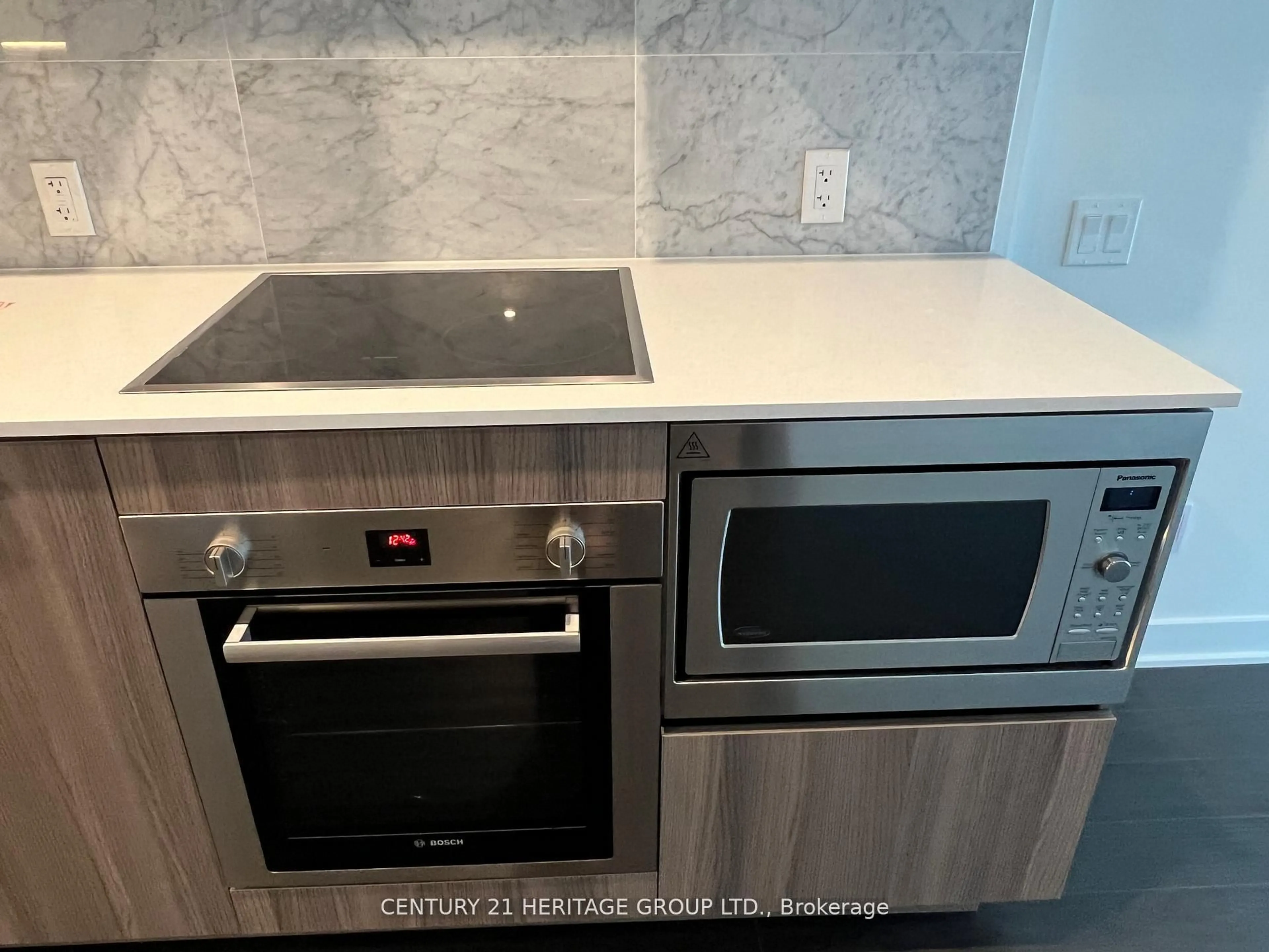 Standard kitchen, ceramic/tile floor for 19 Bathurst St #2210, Toronto Ontario M5V 2P1