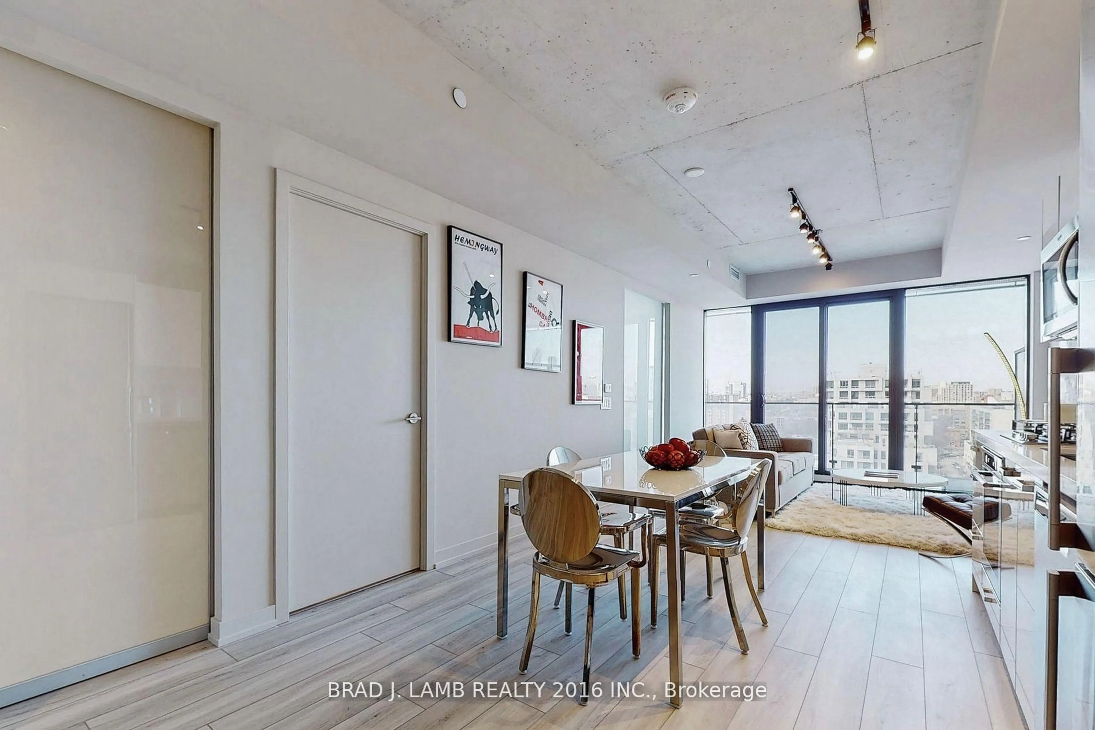 Dining room, wood/laminate floor for 458 Richmond St #1601, Toronto Ontario M5V 0S9