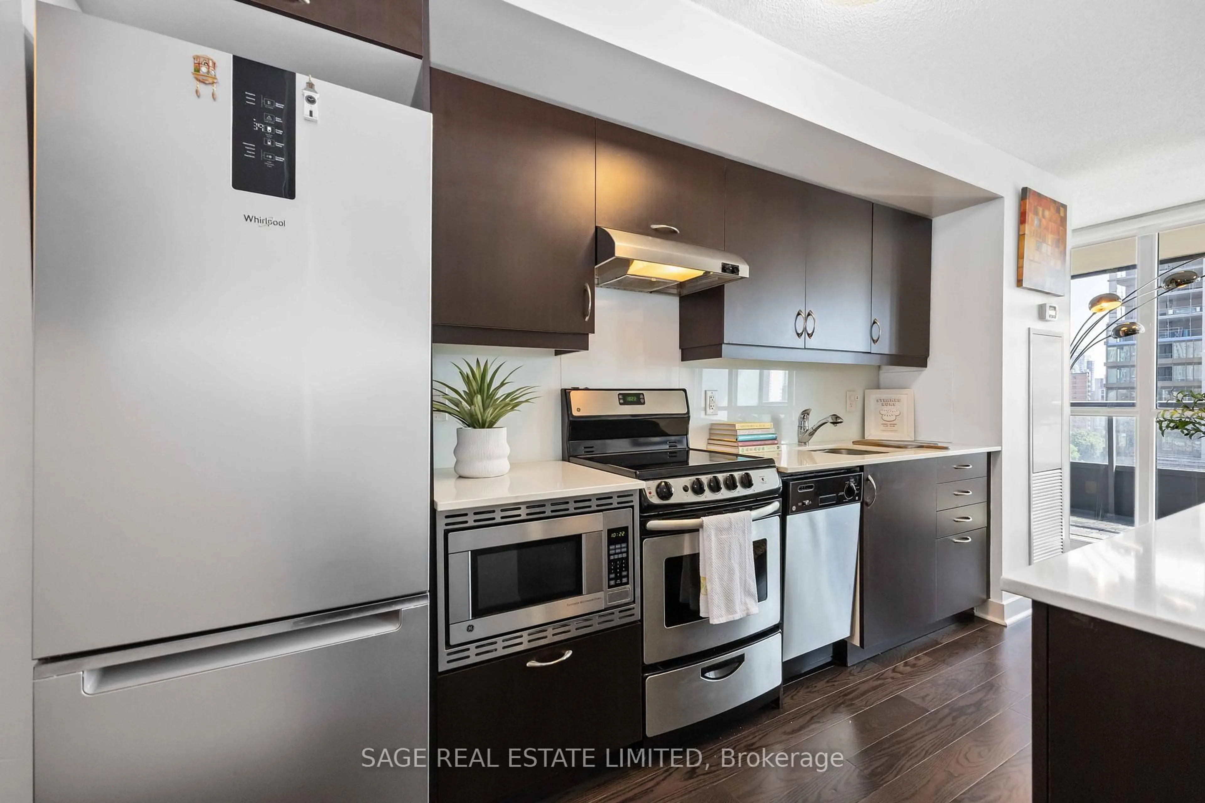 Standard kitchen, wood/laminate floor for 320 Richmond St #1115, Toronto Ontario M5A 2R3