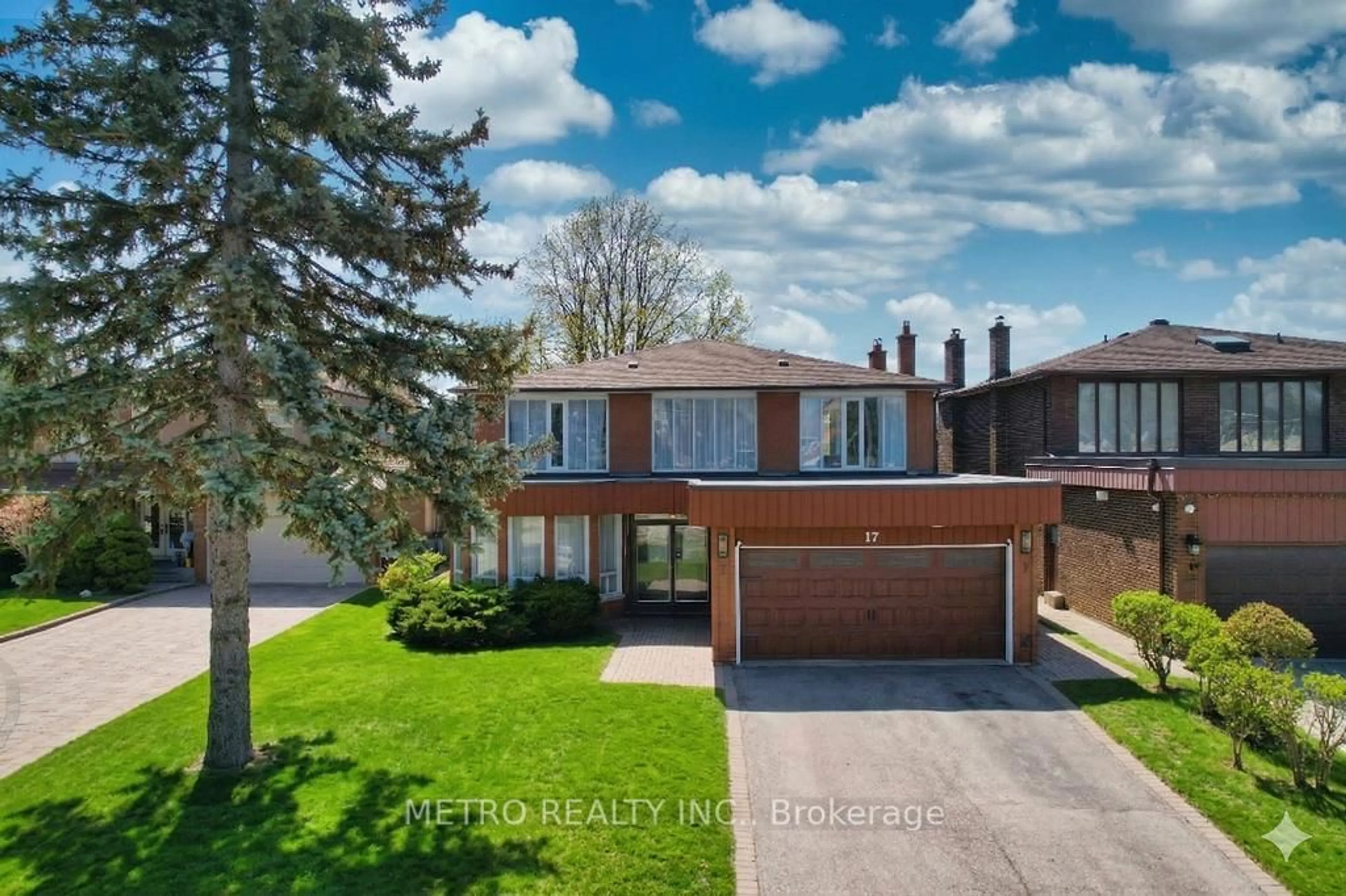 A pic from outside/outdoor area/front of a property/back of a property/a pic from drone, street for 17 Twin Circle Crt, Toronto Ontario M2R 3L3