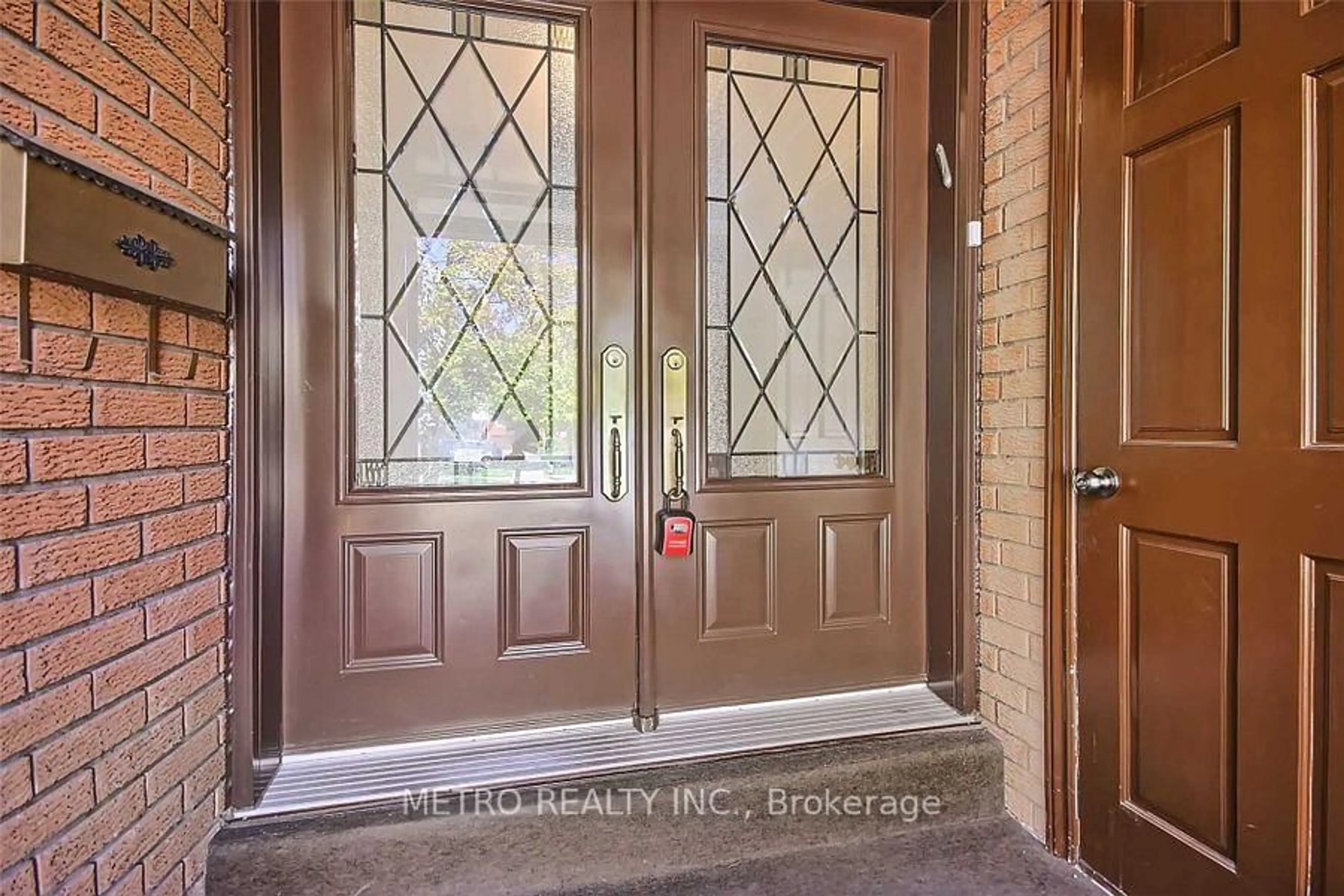 Indoor entryway for 17 Twin Circle Crt, Toronto Ontario M2R 3L3