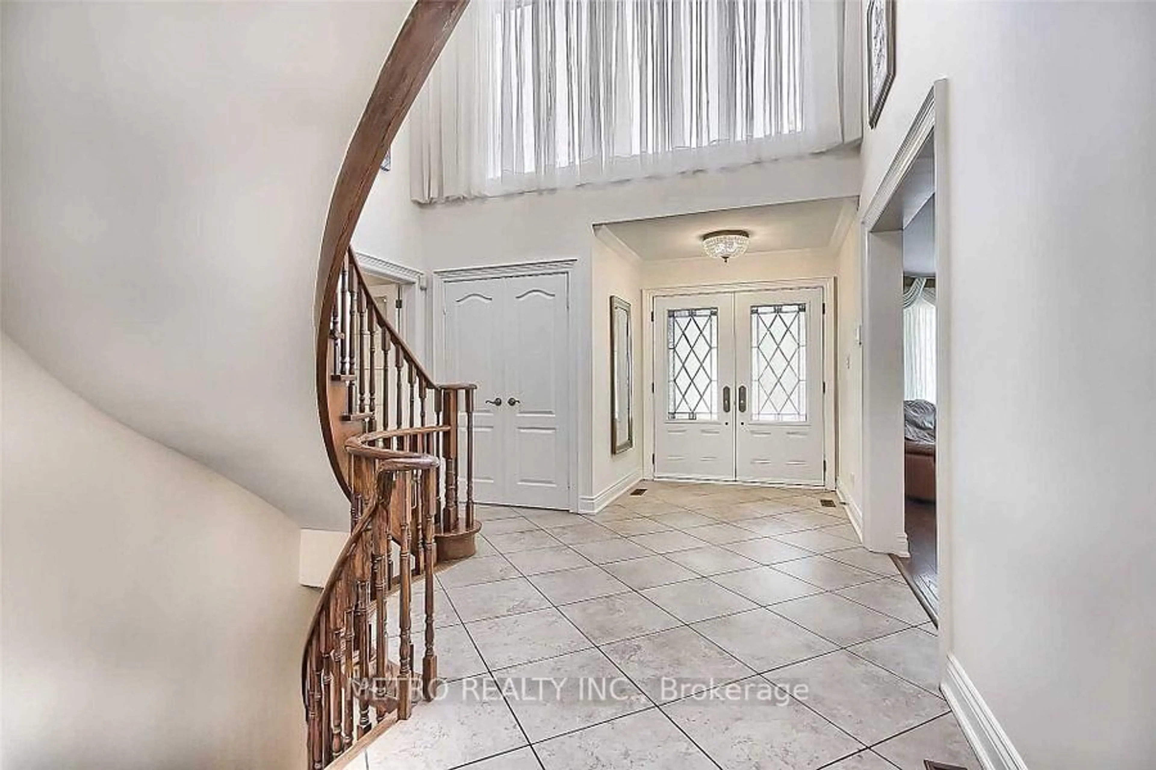 Indoor entryway for 17 Twin Circle Crt, Toronto Ontario M2R 3L3