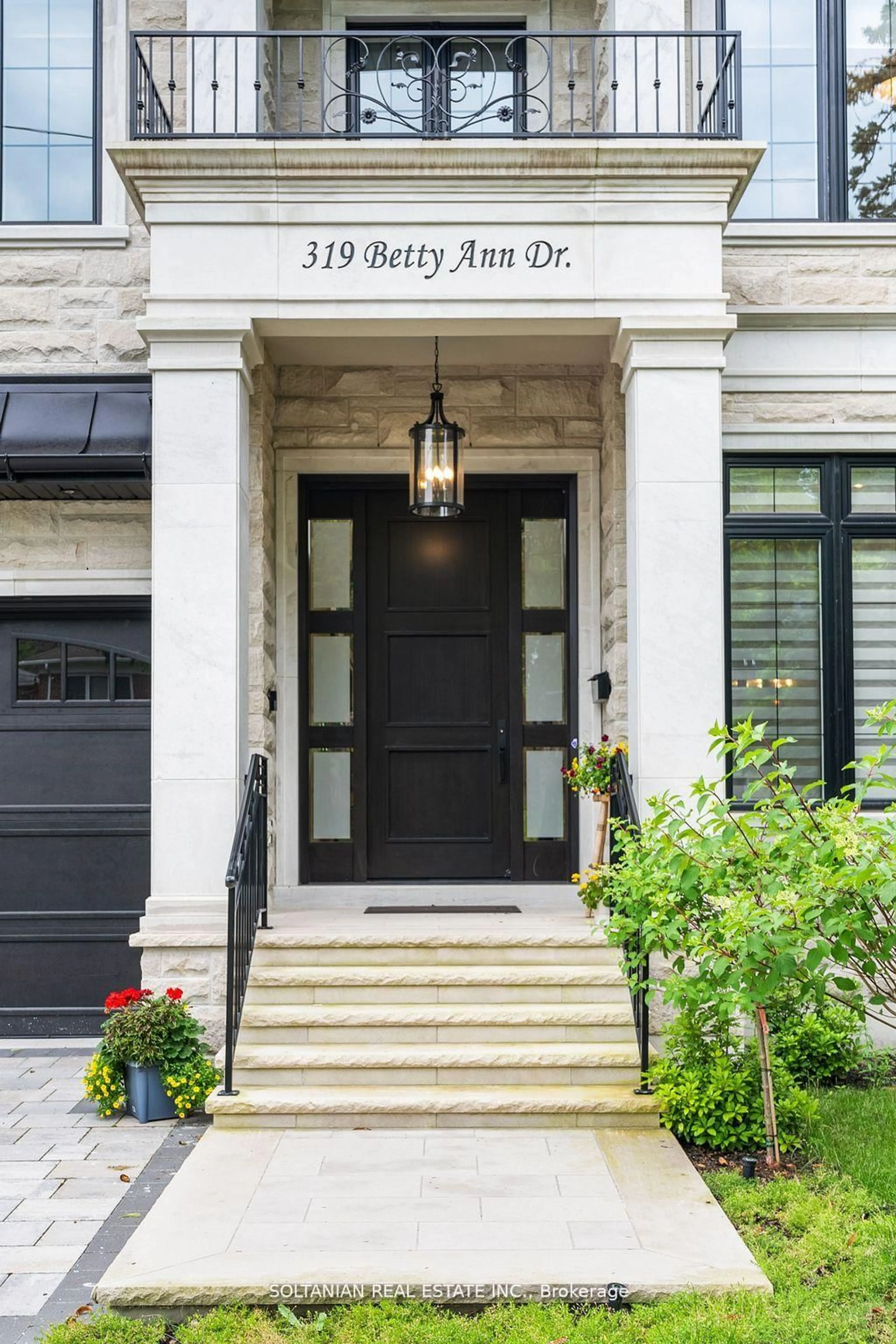 Indoor entryway for 319 Betty Ann Dr, Toronto Ontario M2R 1B4